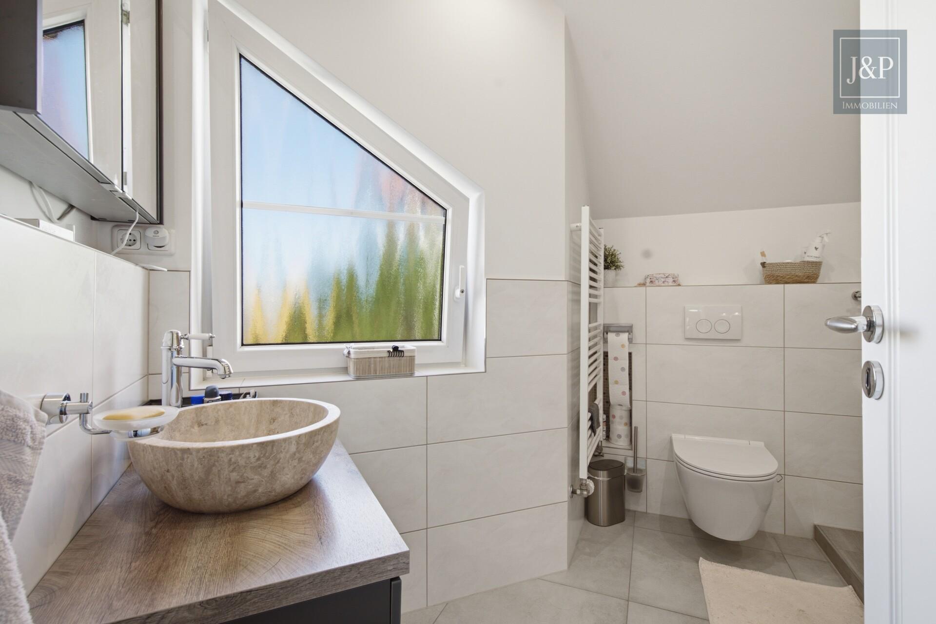 Familienzuhause mit Sauna & Whirlpool in Feldrandlage! Weitblick & Wohnkomfort in Ostheim - Badezimmer