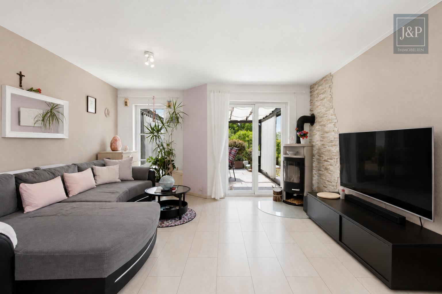 Familienzuhause mit Sauna & Whirlpool in Feldrandlage! Weitblick & Wohnkomfort in Ostheim - Wohnzimmer