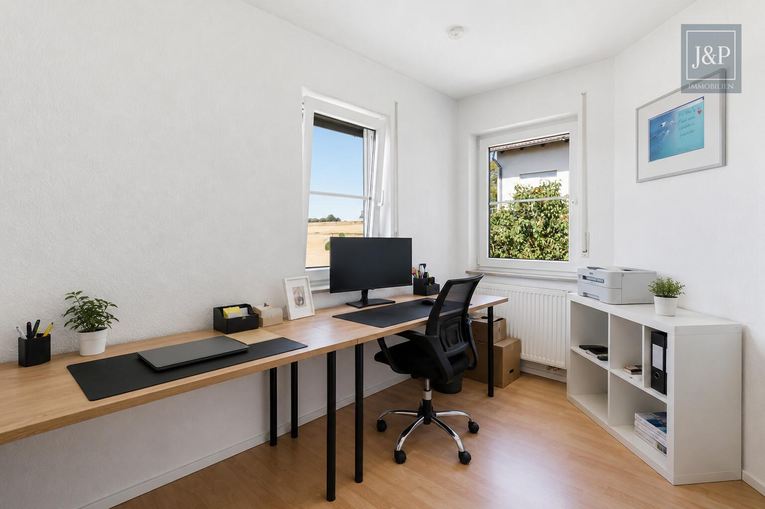 Familienzuhause mit Sauna & Whirlpool in Feldrandlage! Weitblick & Wohnkomfort in Ostheim - Büro