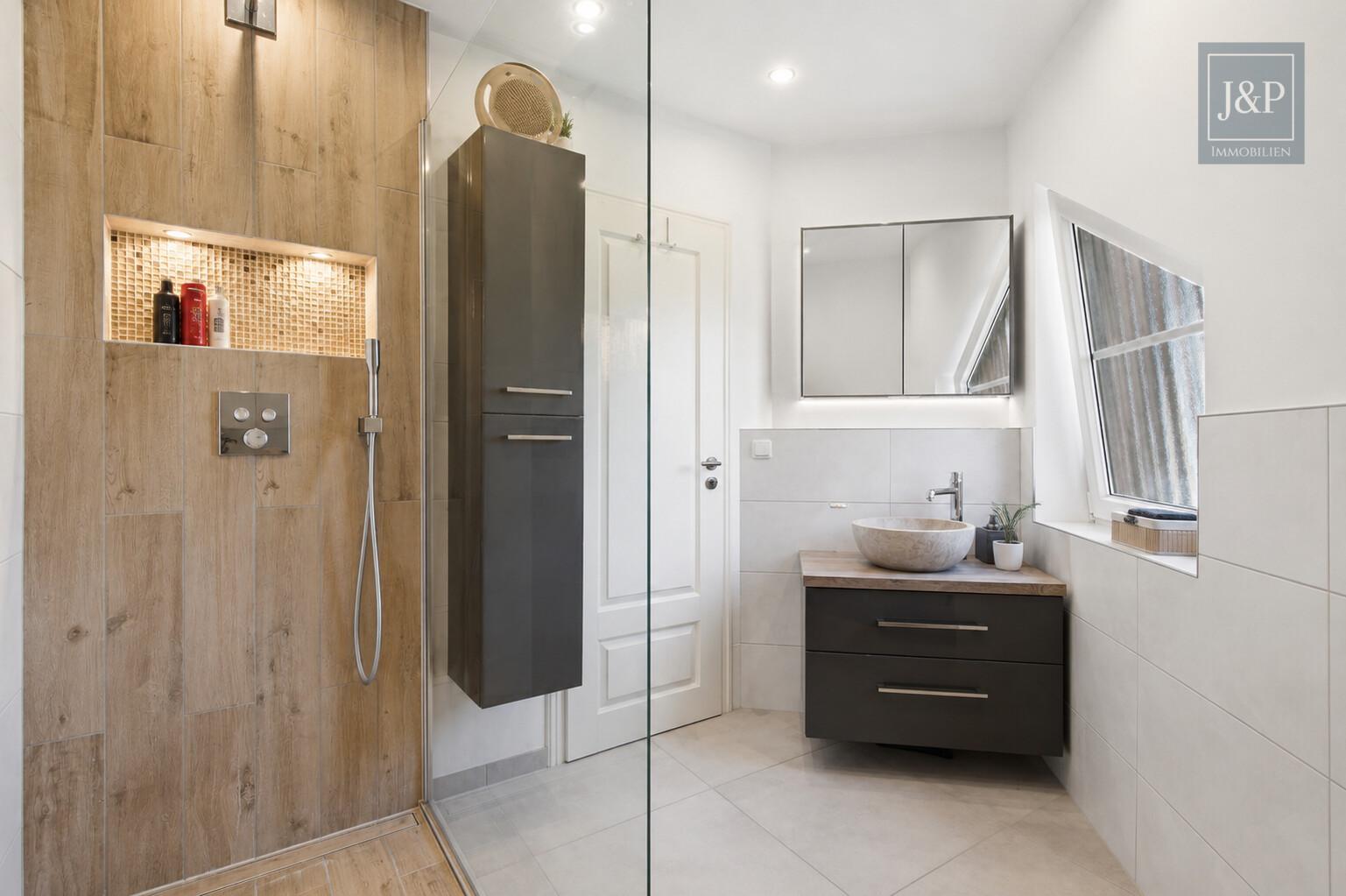 Familienzuhause mit Sauna & Whirlpool in Feldrandlage! Weitblick & Wohnkomfort in Ostheim - Badezimmer