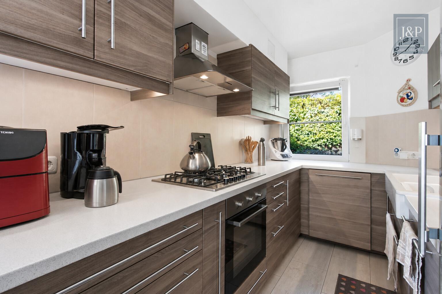 Familienzuhause mit Sauna & Whirlpool in Feldrandlage! Weitblick & Wohnkomfort in Ostheim - Küche