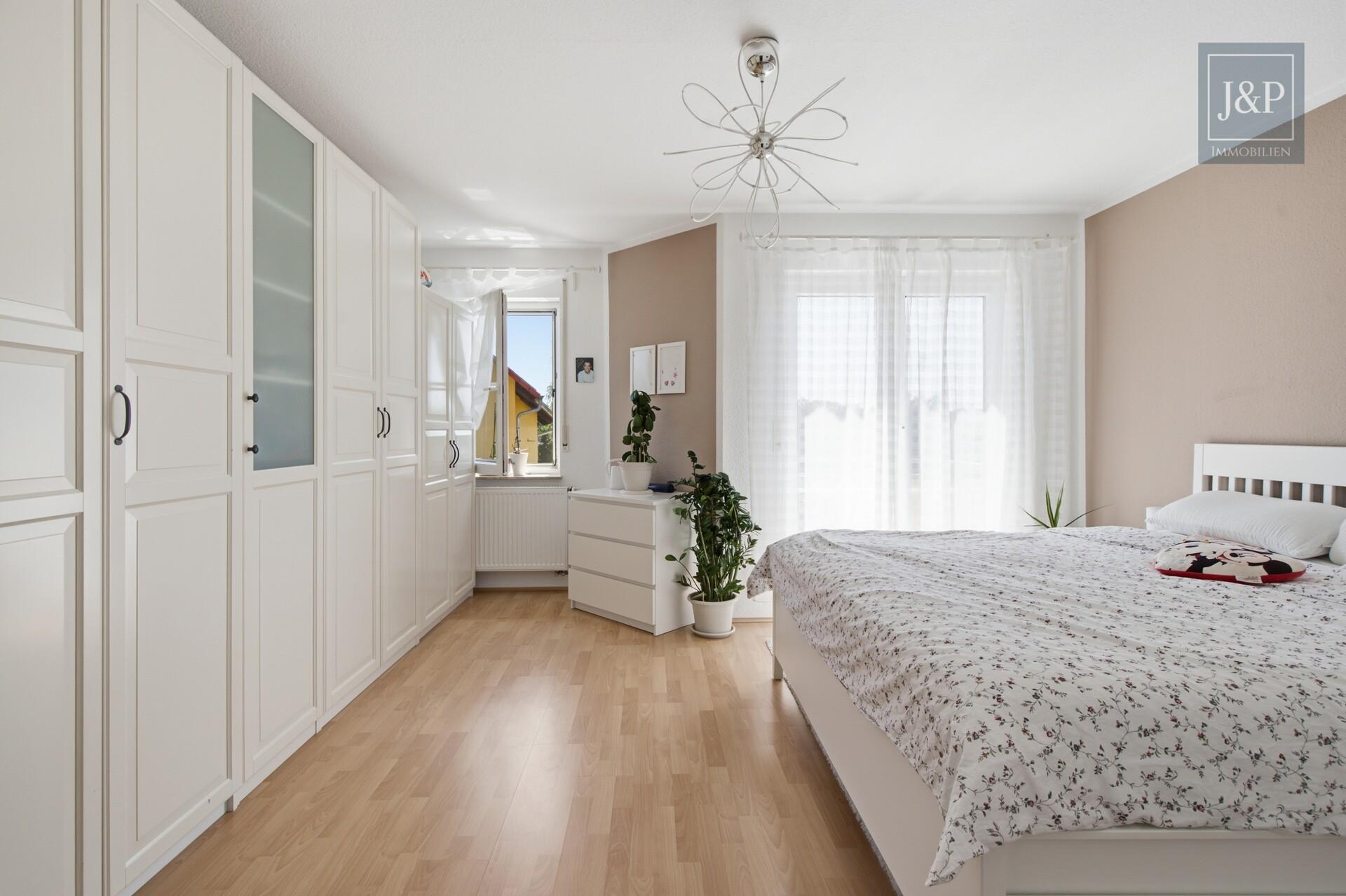Familienzuhause mit Sauna & Whirlpool in Feldrandlage! Weitblick & Wohnkomfort in Ostheim - Schlafzimmer OG