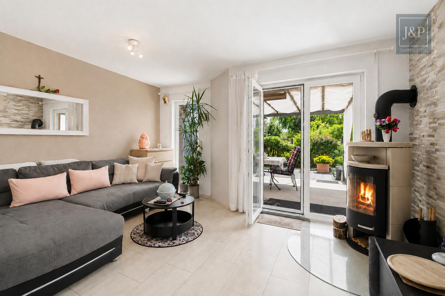 Familienzuhause mit Sauna & Whirlpool in Feldrandlage! Weitblick & Wohnkomfort in Ostheim - Wohnzimmer