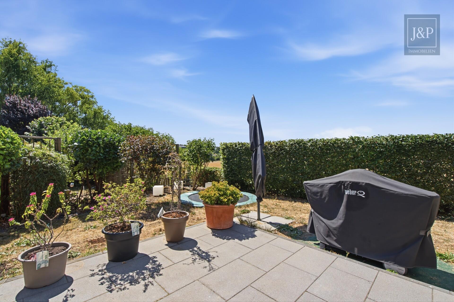 Familienzuhause mit Sauna & Whirlpool in Feldrandlage! Weitblick & Wohnkomfort in Ostheim - Terrasse