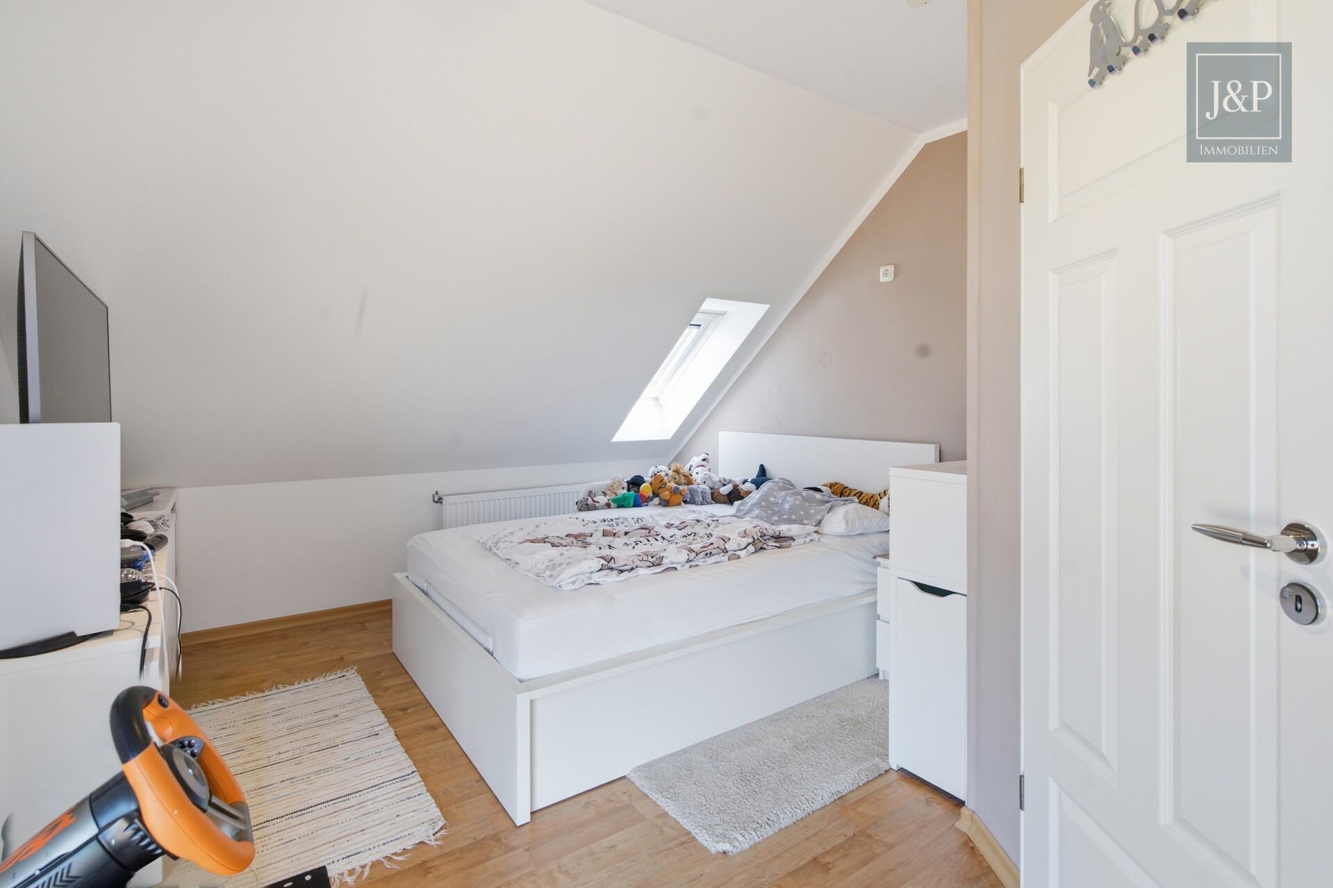 Familienzuhause mit Sauna & Whirlpool in Feldrandlage! Weitblick & Wohnkomfort in Ostheim - Zimmer 2 DG