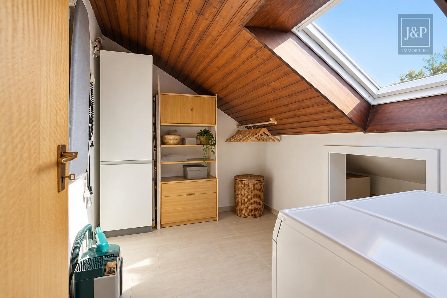 Skyline und Feldbergblick in einem! Schöne Maisonettewohnung in Sackgassenlage & Blick ins Grüne - Abstellraum DG