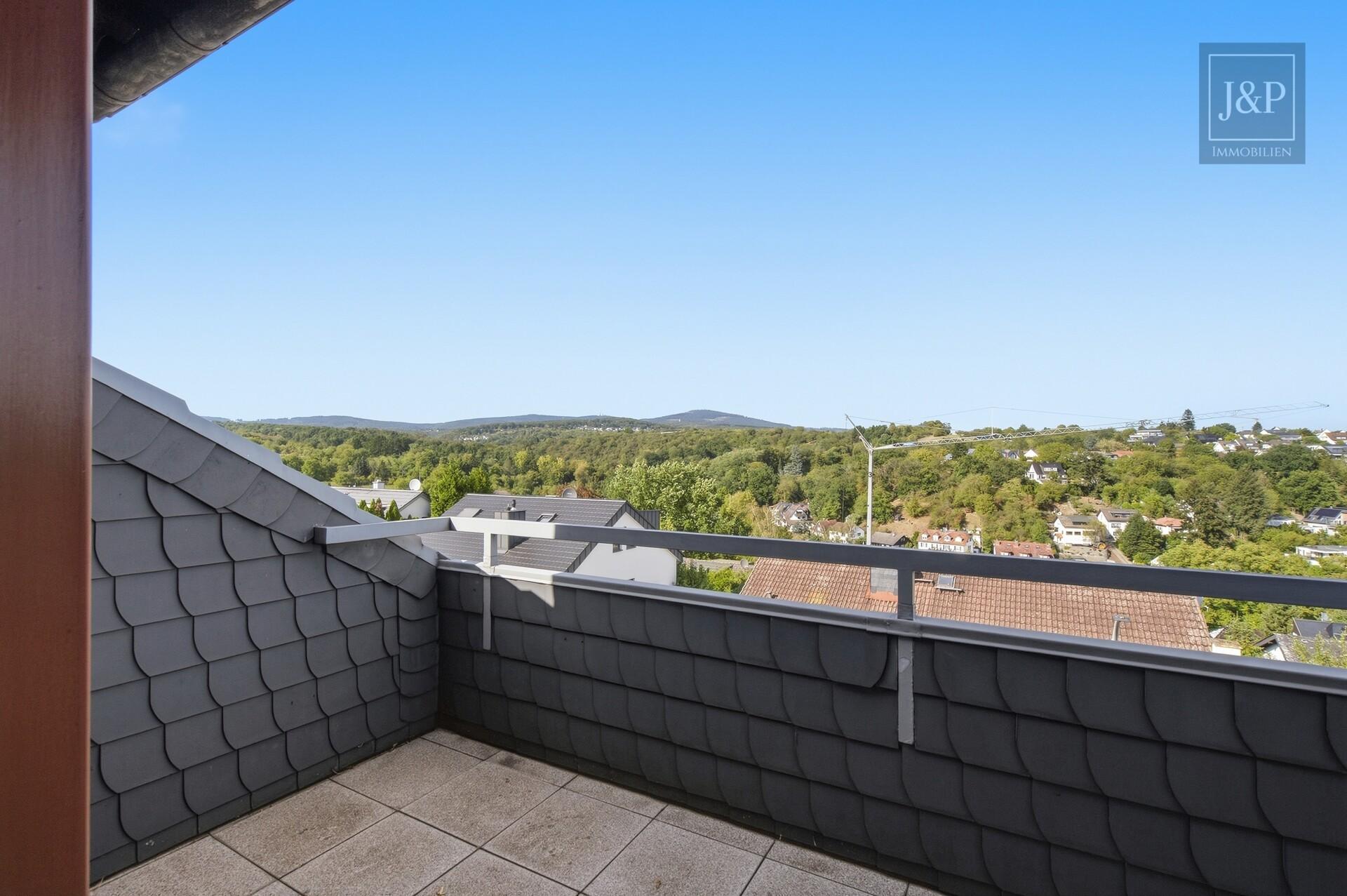 Skyline und Feldbergblick in einem! Schöne Maisonettewohnung in Sackgassenlage & Blick ins Grüne - Balkonblick (Feldberg)