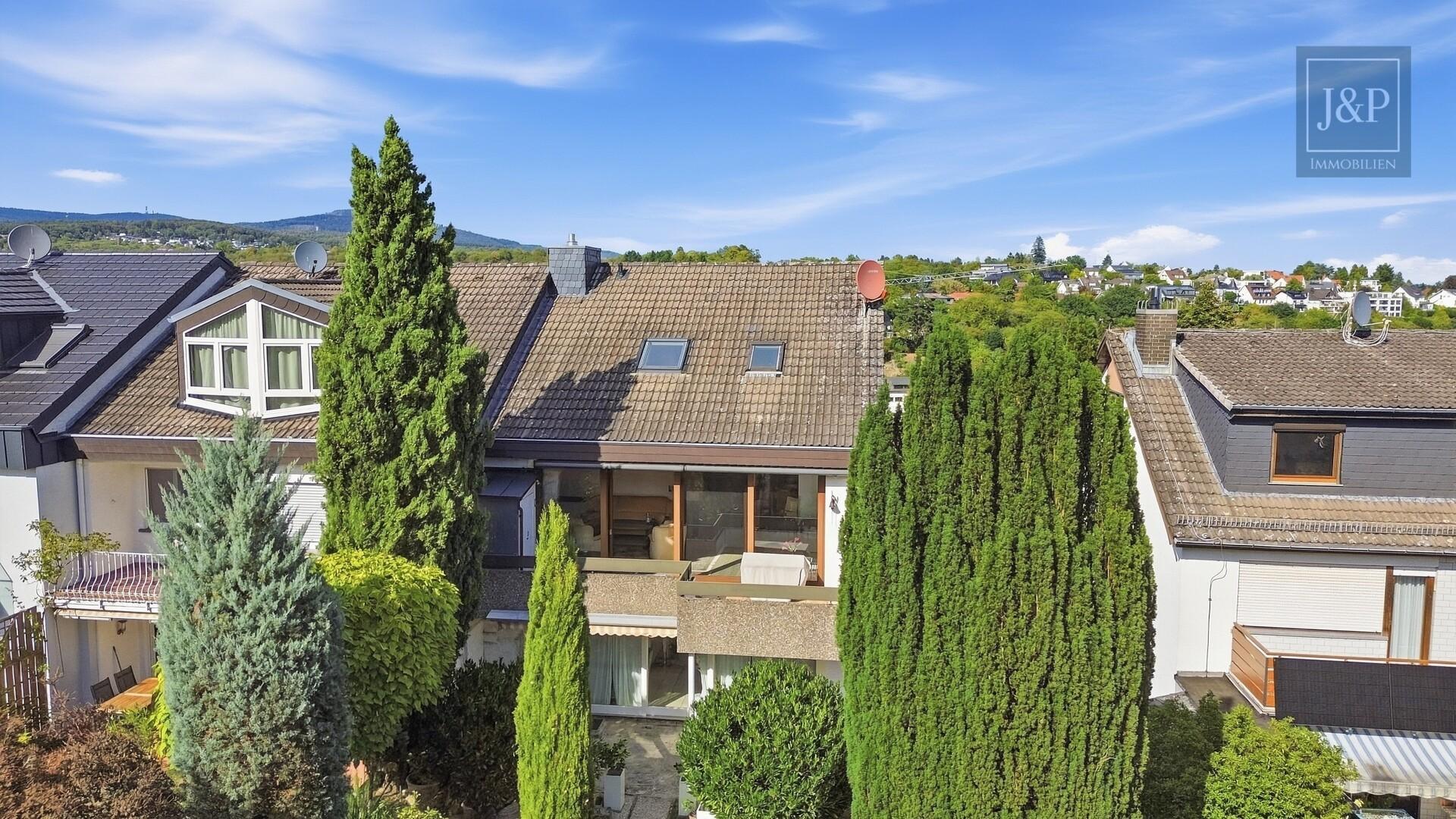 Skyline und Feldbergblick in einem! Schöne Maisonettewohnung in Sackgassenlage & Blick ins Grüne - Hinteransicht