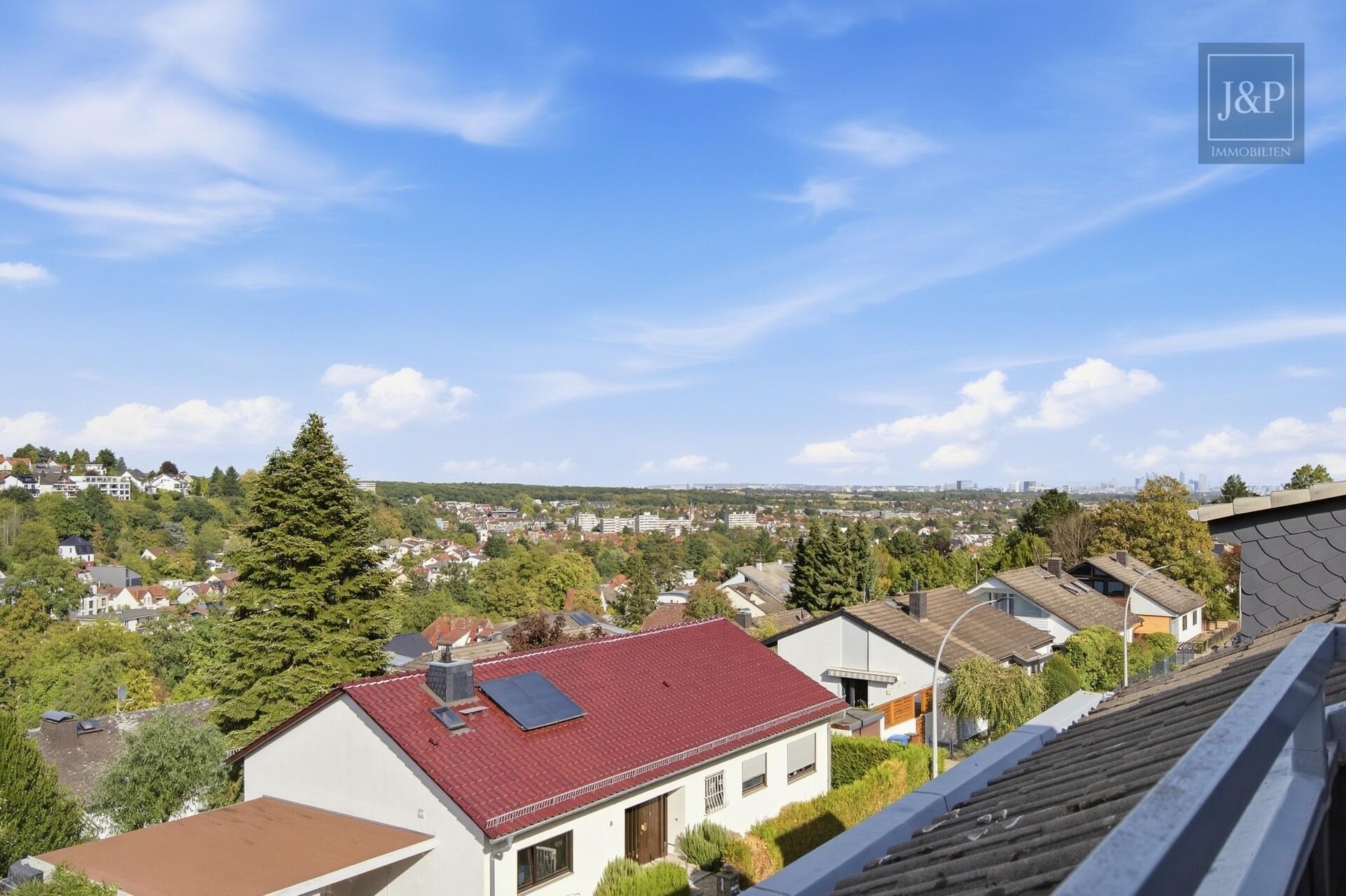 Skyline und Feldbergblick in einem! Schöne Maisonettewohnung in Sackgassenlage & Blick ins Grüne - Balkonblick (Skyline)