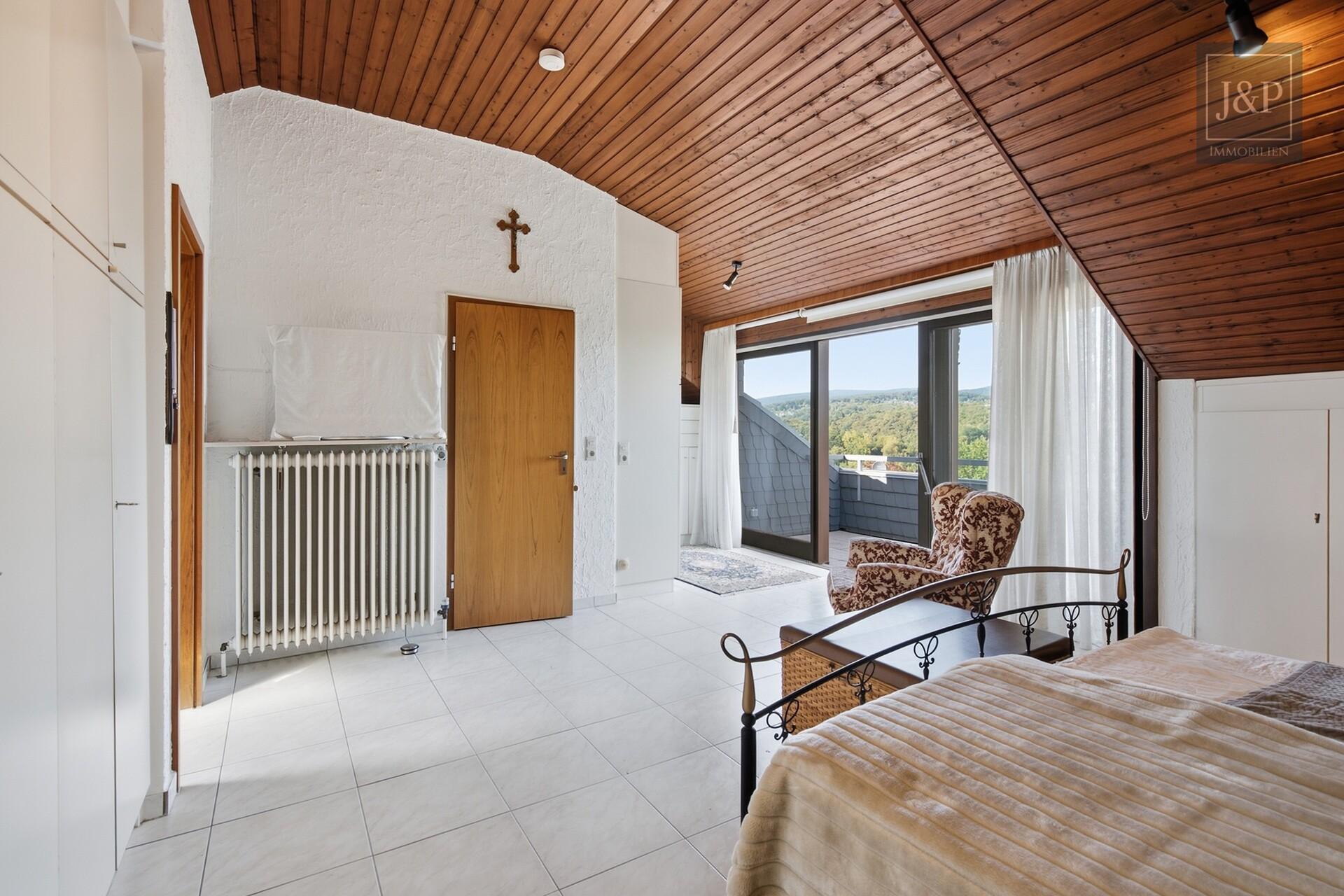Skyline und Feldbergblick in einem! Schöne Maisonettewohnung in Sackgassenlage & Blick ins Grüne - Schlafzimmer