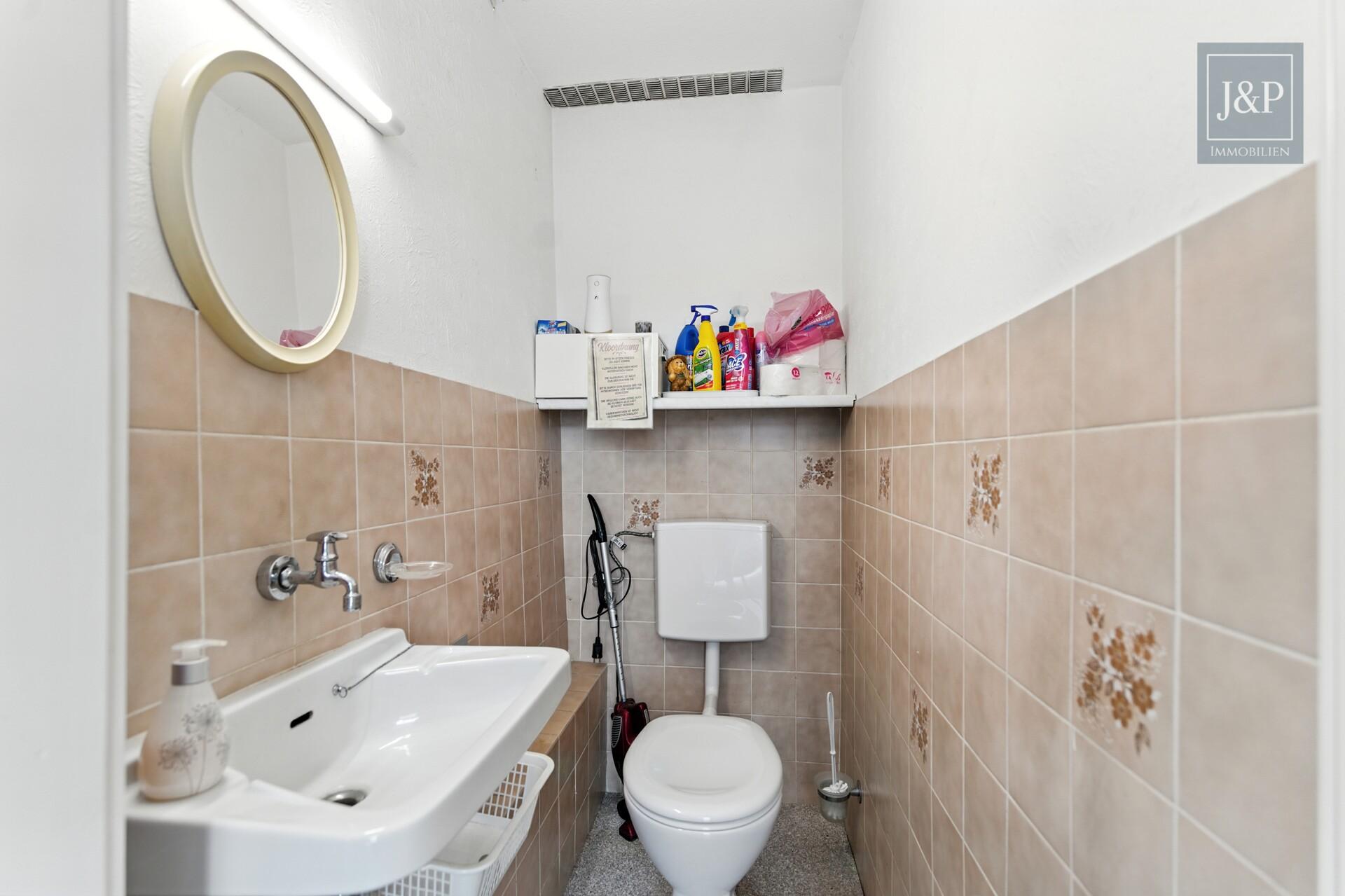 Wohn- & Geschäftshaus in Oberursel-Bommersheim mit Mieteinnahmen und viel Potenzial! - Gäste-WC EG