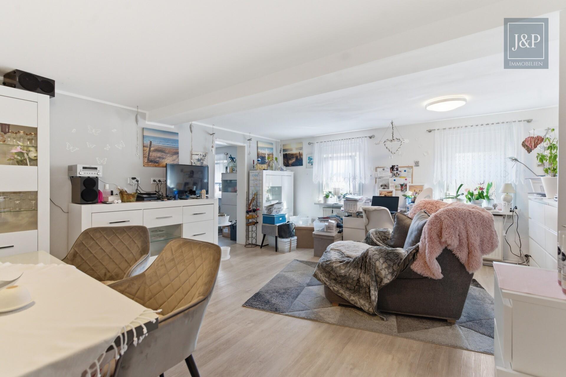 Wohn- & Geschäftshaus in Oberursel-Bommersheim mit Mieteinnahmen und viel Potenzial! - 2-Zimmer-Wohnung Wohnzimmer