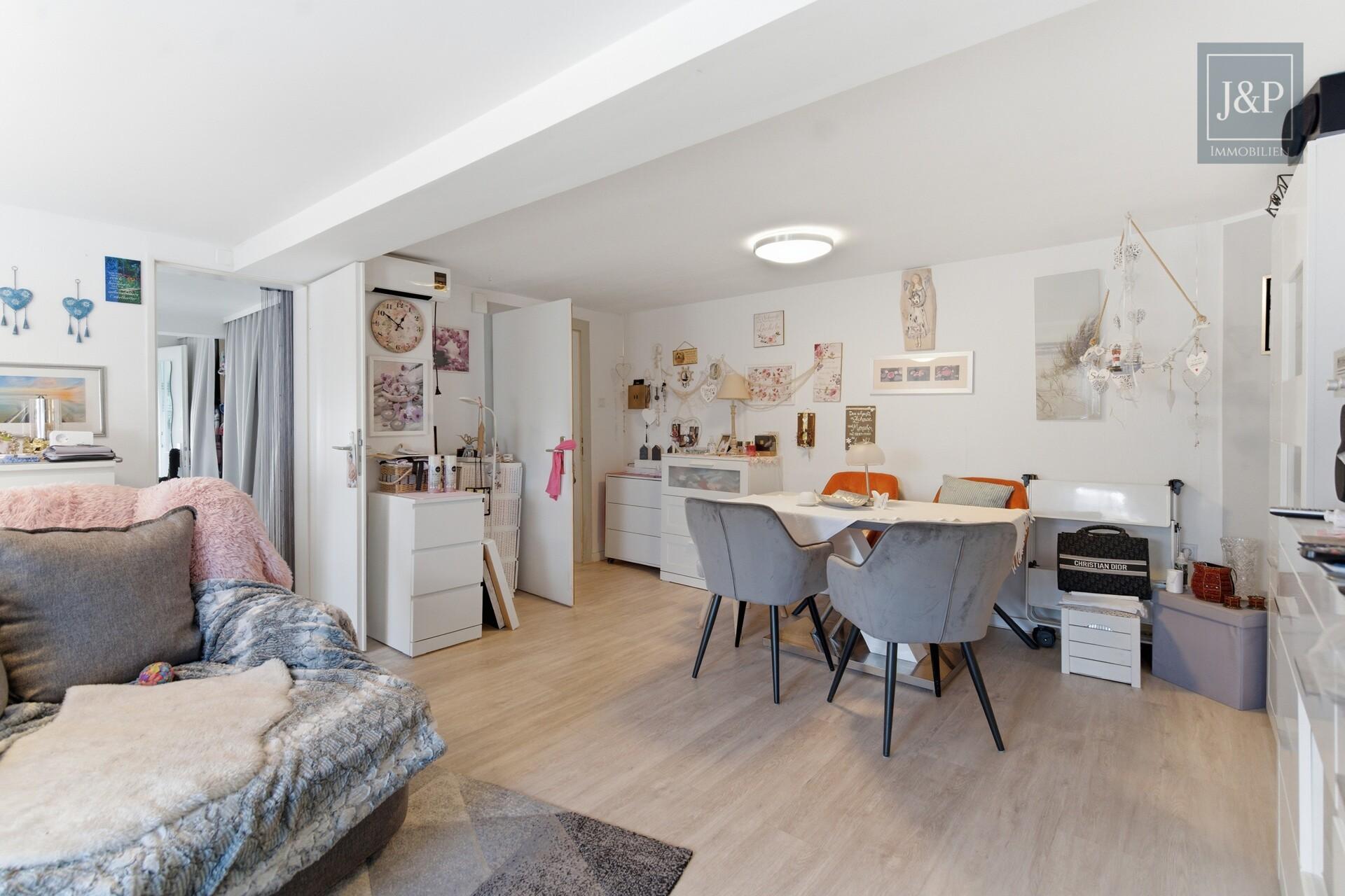 Wohn- & Geschäftshaus in Oberursel-Bommersheim mit Mieteinnahmen und viel Potenzial! - 2-Zimmer-Wohnung Wohnzimmer