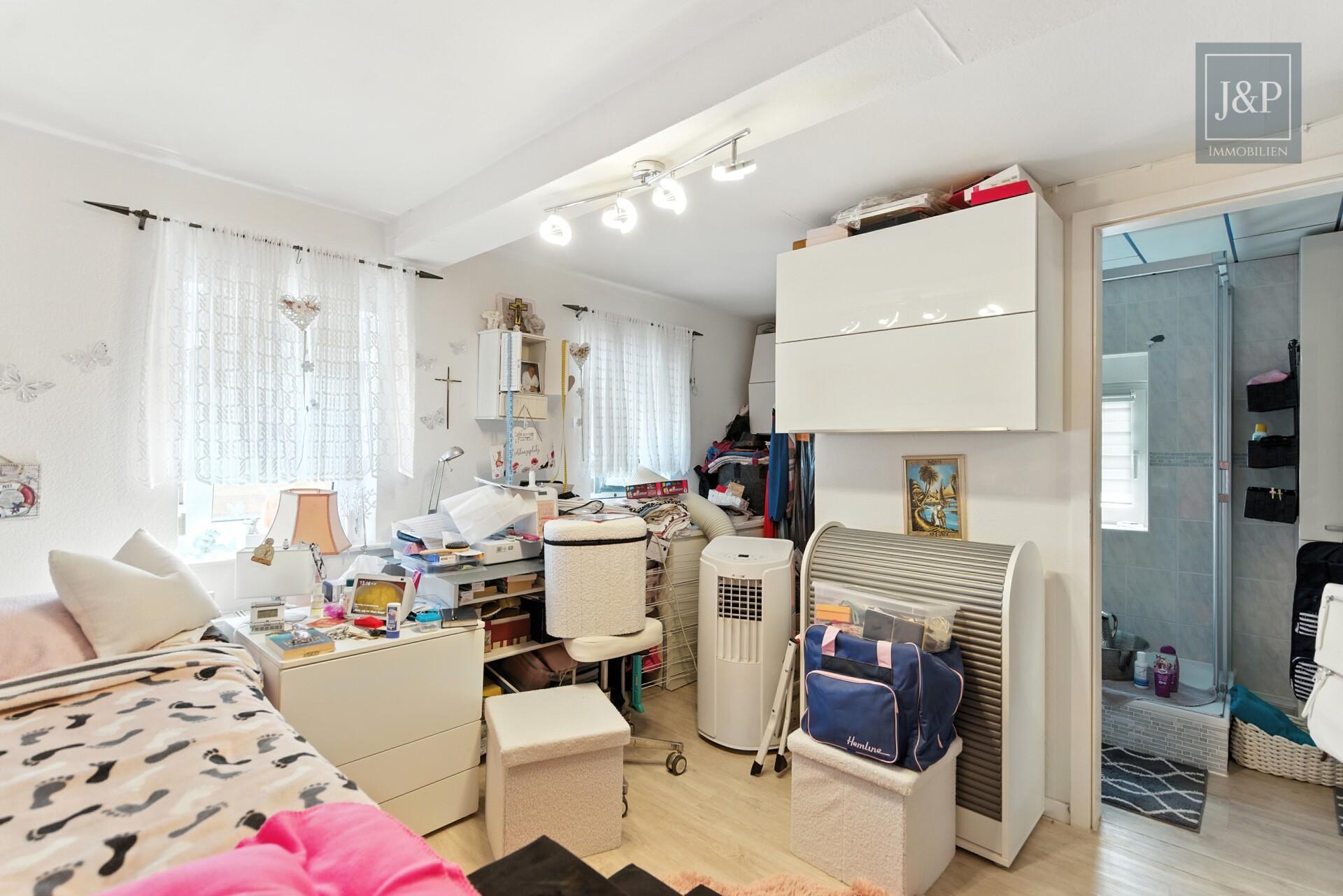 Wohn- & Geschäftshaus in Oberursel-Bommersheim mit Mieteinnahmen und viel Potenzial! - Schlafzimmer 2-Zimmer-Wohnung OG