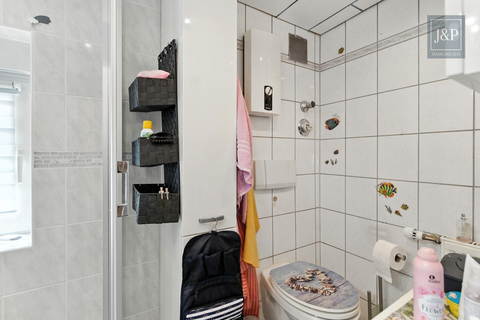 Wohn- & Geschäftshaus in Oberursel-Bommersheim mit Mieteinnahmen und viel Potenzial! - Badezimmer 2-Zimmer-Wohnung OG