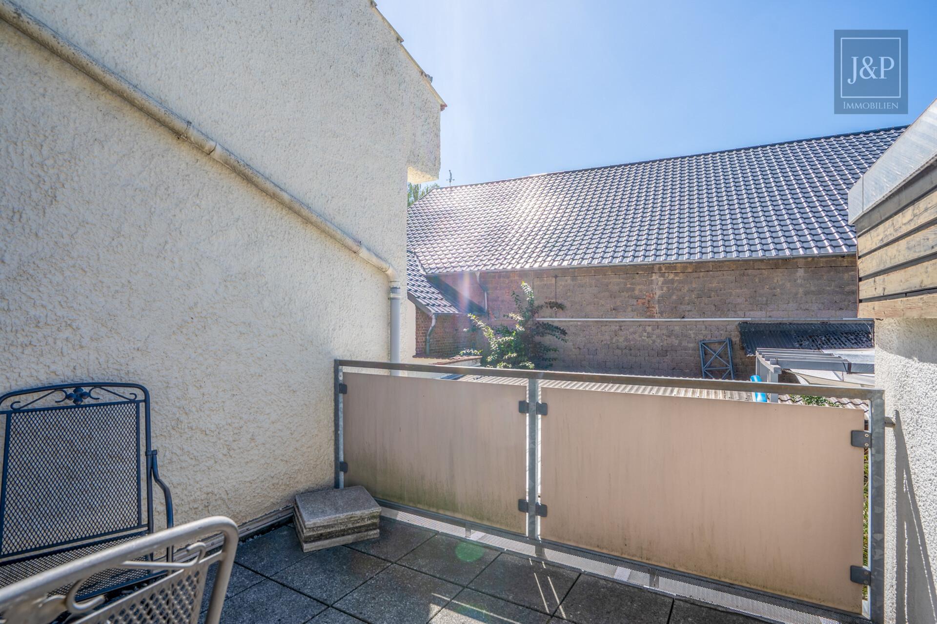 Wohn- & Geschäftshaus in Oberursel-Bommersheim mit Mieteinnahmen und viel Potenzial! - Balkon 1,5-Zimmer-Wohnung