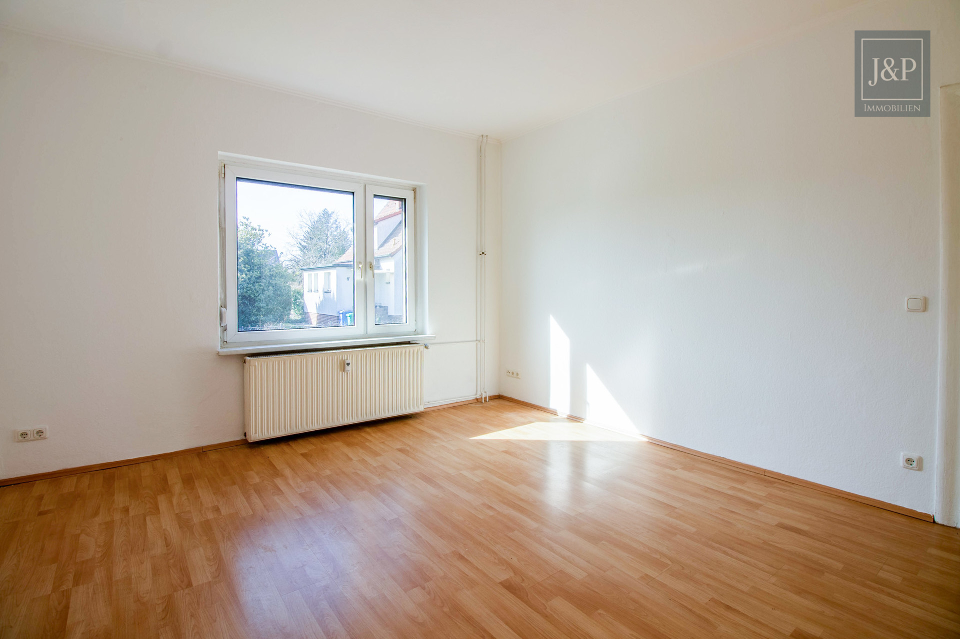 Charmantes Zweifamilienhaus mit großem Garten, Terrasse & Garage – ideal für Familien und Kapitalanleger - Schlaf/Wohnzimmer