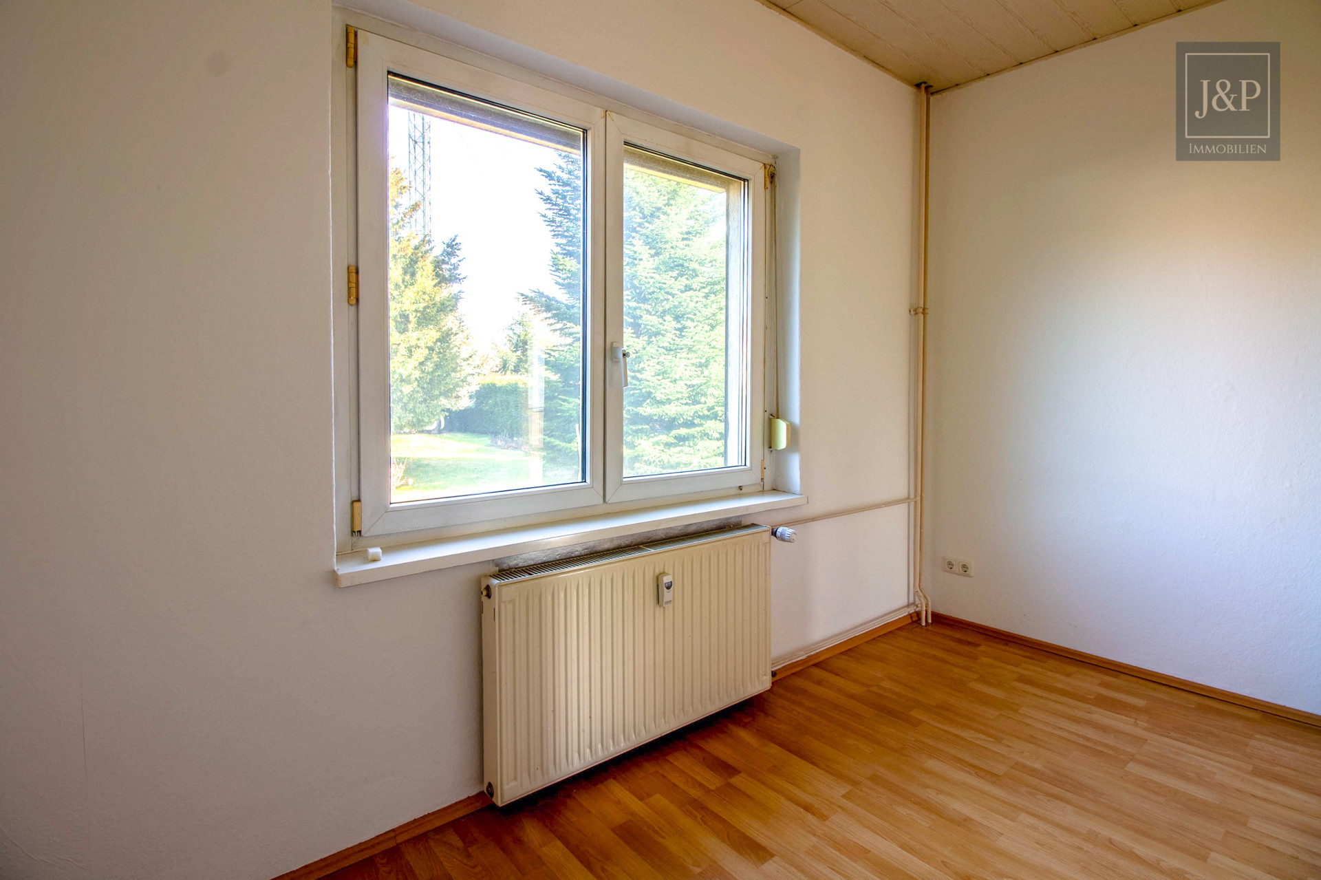 Charmantes Zweifamilienhaus mit großem Garten, Terrasse & Garage – ideal für Familien und Kapitalanleger - Schlafzimmer