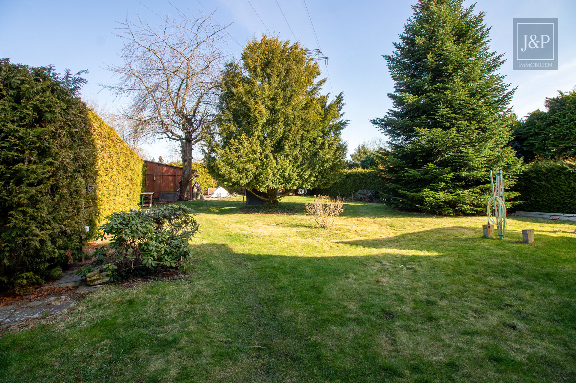 Charmantes Zweifamilienhaus mit großem Garten, Terrasse & Garage – ideal für Familien und Kapitalanleger - Gartenbereich