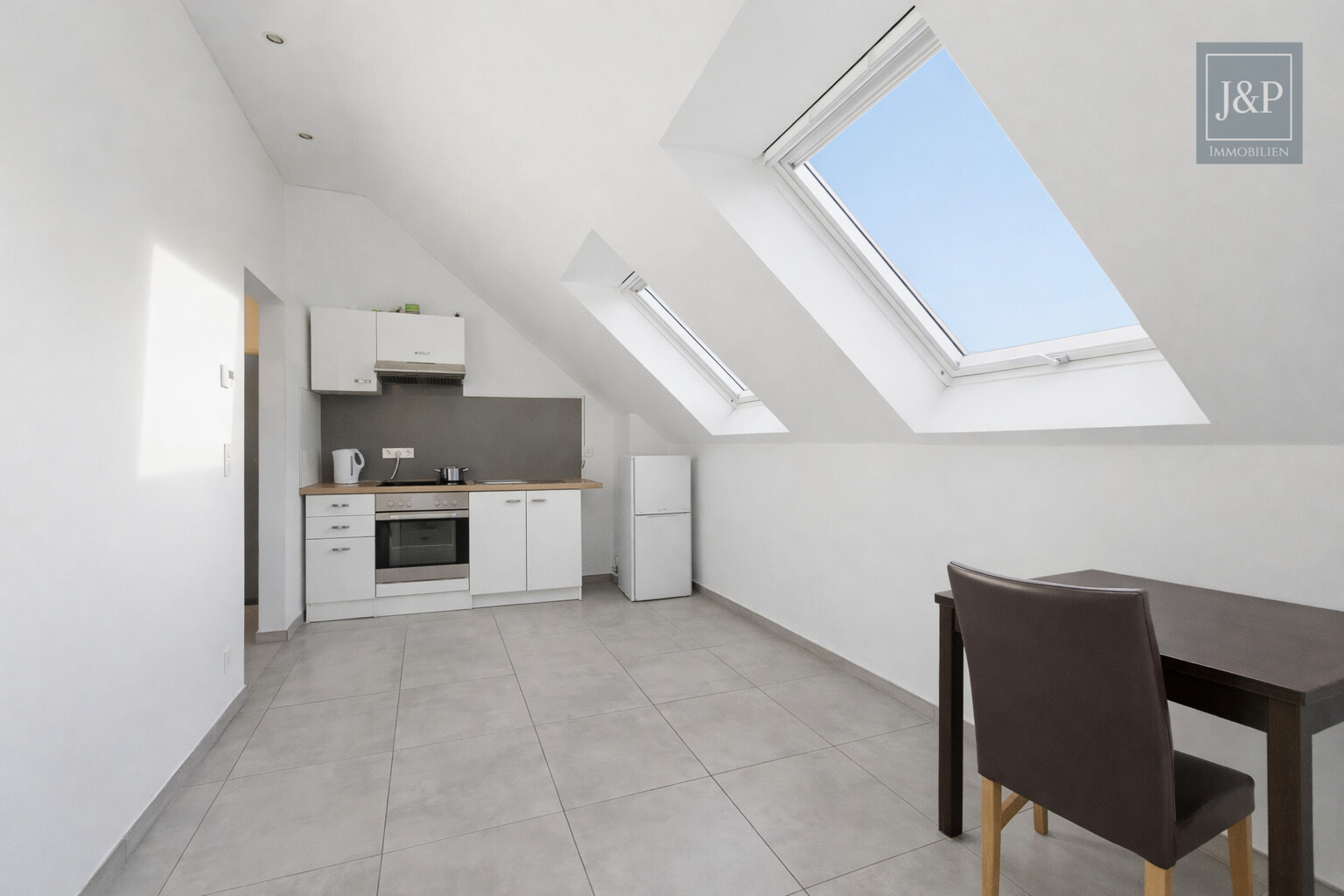 Moderne Doppelhaushälfte mit PV-Anlage & variabler Nutzung auf 4 Ebenen in Kelsterbach - Küche & Essbereich Dachgeschoss