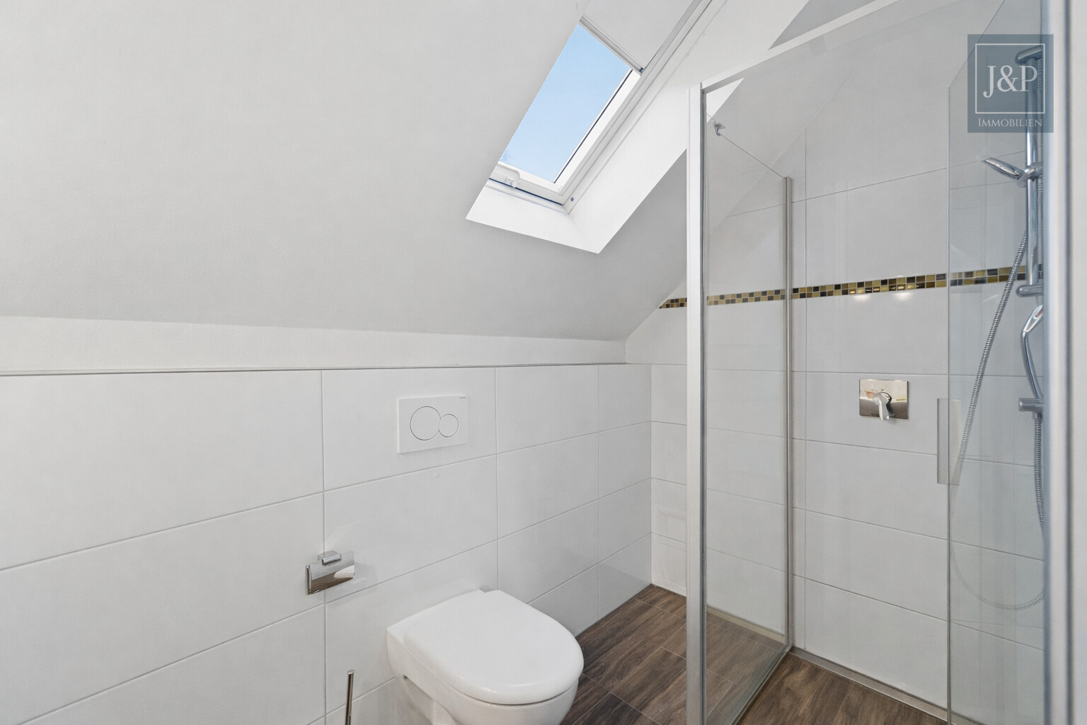 Moderne Doppelhaushälfte mit PV-Anlage & variabler Nutzung auf 4 Ebenen in Kelsterbach - Badezimmer Dachgeschoss