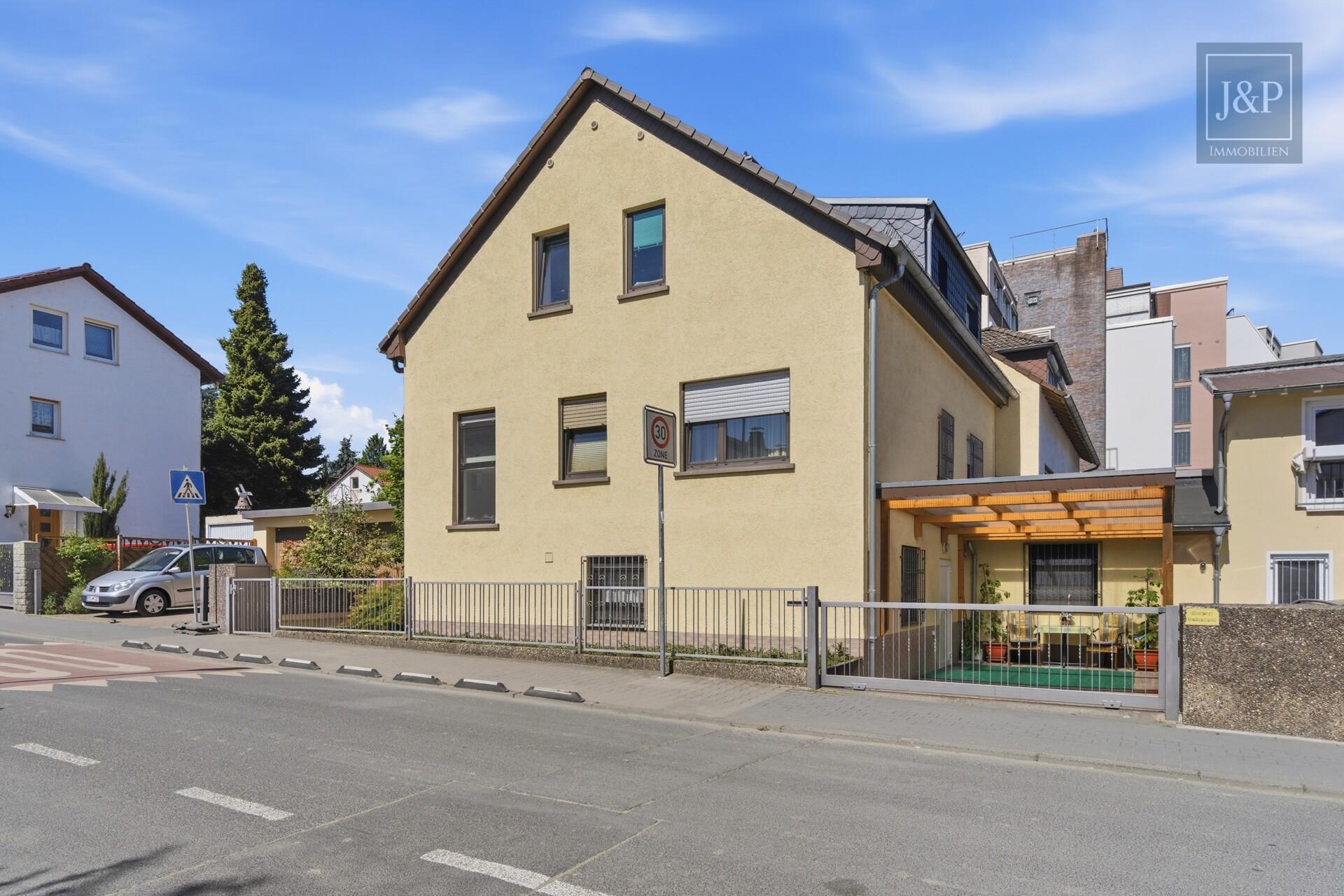 Zweifamilienhaus inkl. ausgebaute Parterre in zentraler Lage von Eschborn mit Terrasse & 2 Garagen - Titelbild