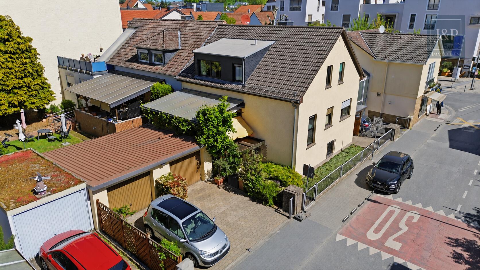 Zweifamilienhaus inkl. ausgebaute Parterre in zentraler Lage von Eschborn mit Terrasse & 2 Garagen - Vogelperspektive