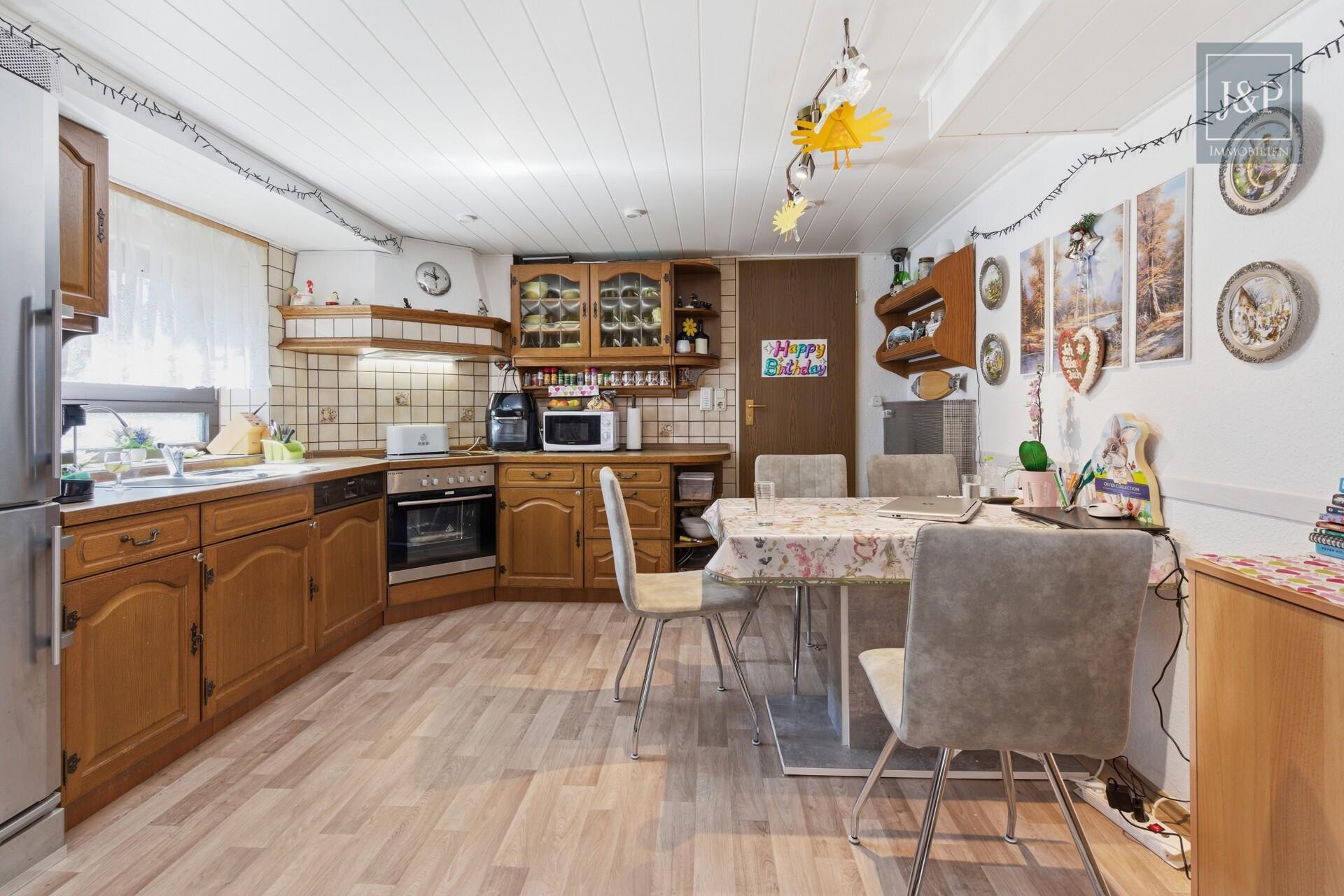 Zweifamilienhaus inkl. ausgebaute Parterre in zentraler Lage von Eschborn mit Terrasse & 2 Garagen - Parterre Zimmer 1