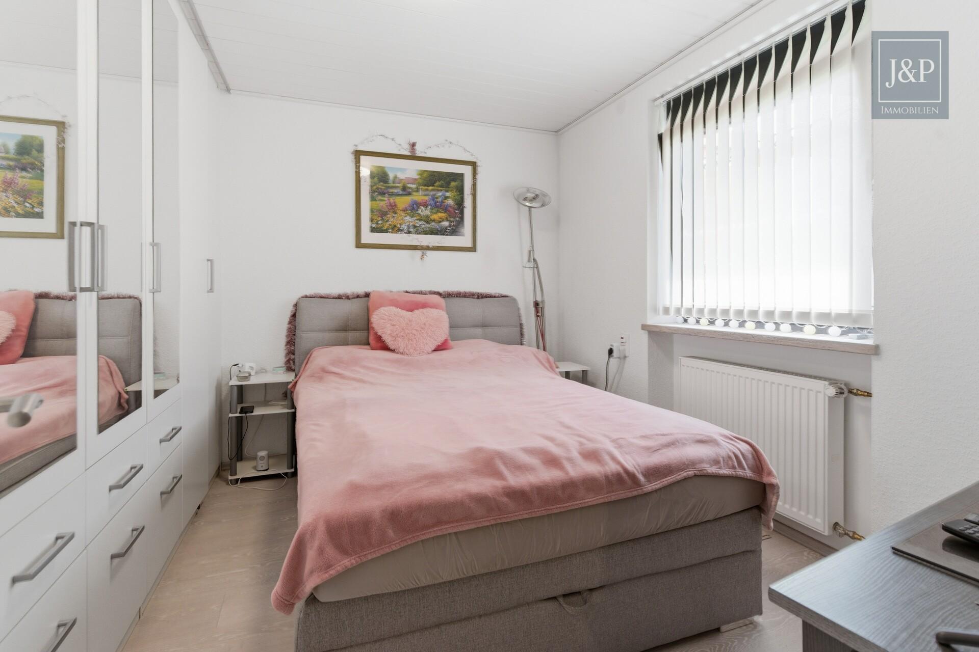 Zweifamilienhaus inkl. ausgebaute Parterre in zentraler Lage von Eschborn mit Terrasse & 2 Garagen - Parterre Zimmer 2