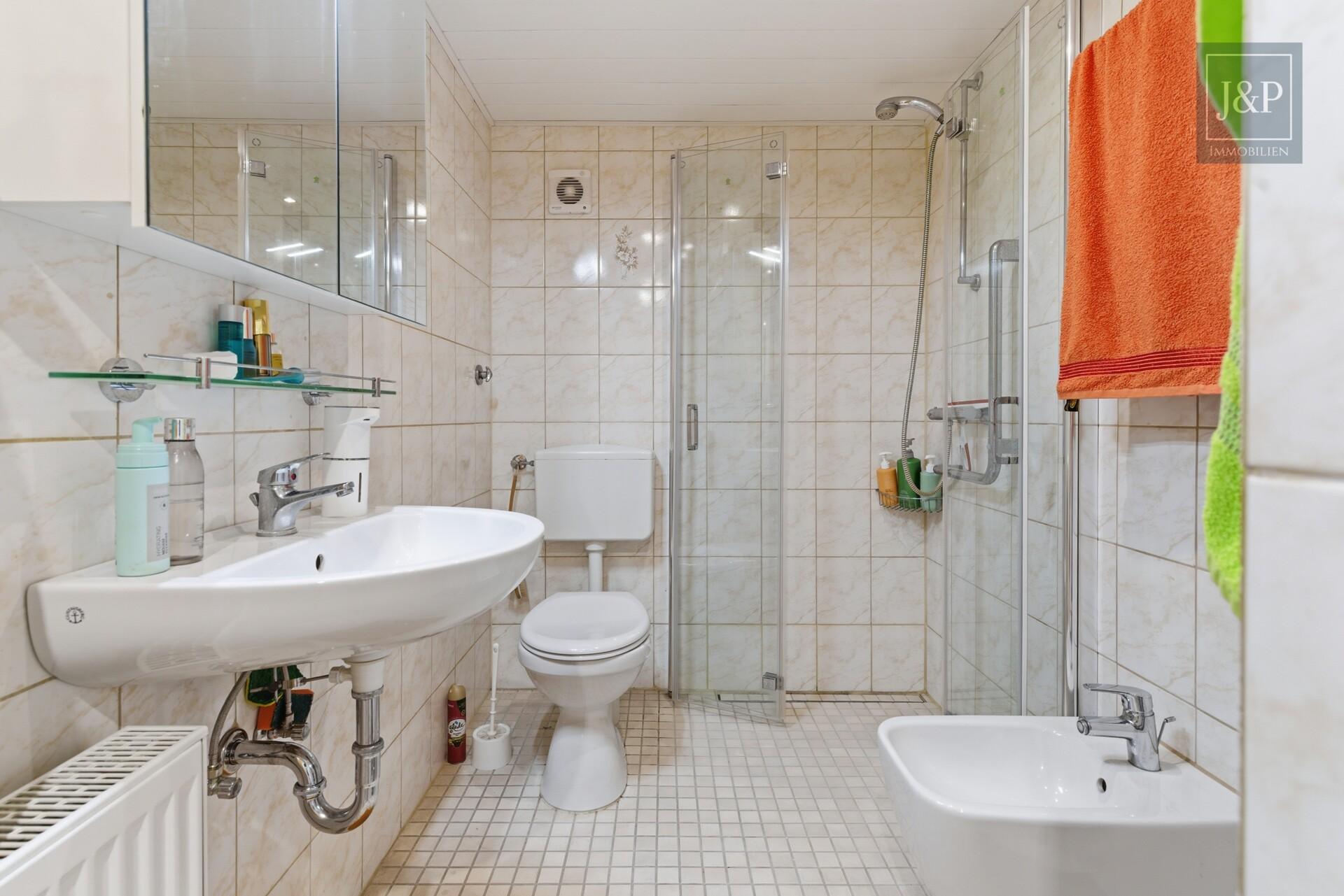Zweifamilienhaus inkl. ausgebaute Parterre in zentraler Lage von Eschborn mit Terrasse & 2 Garagen - Parterre Bad