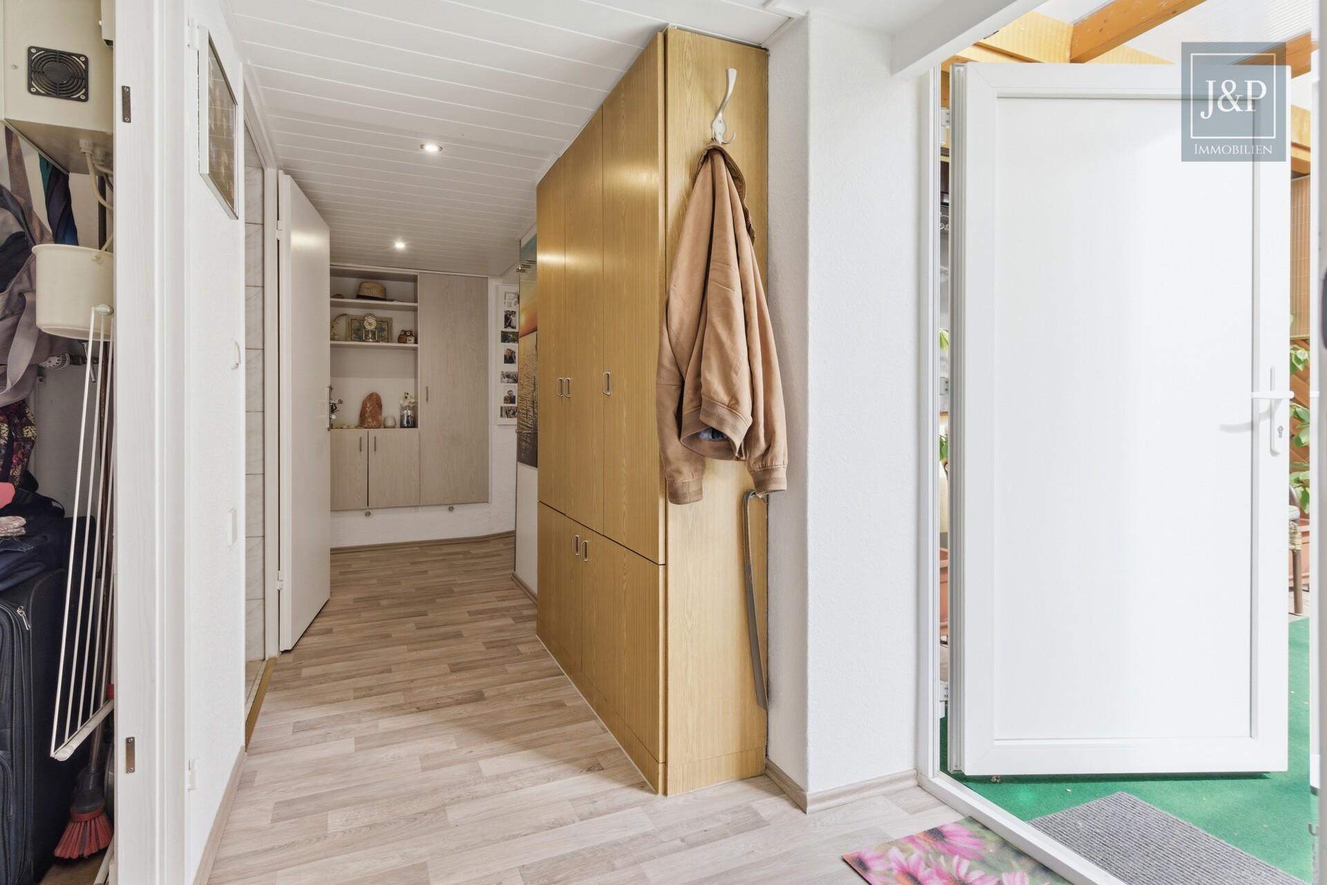 Zweifamilienhaus inkl. ausgebaute Parterre in zentraler Lage von Eschborn mit Terrasse & 2 Garagen - Parterre Flur