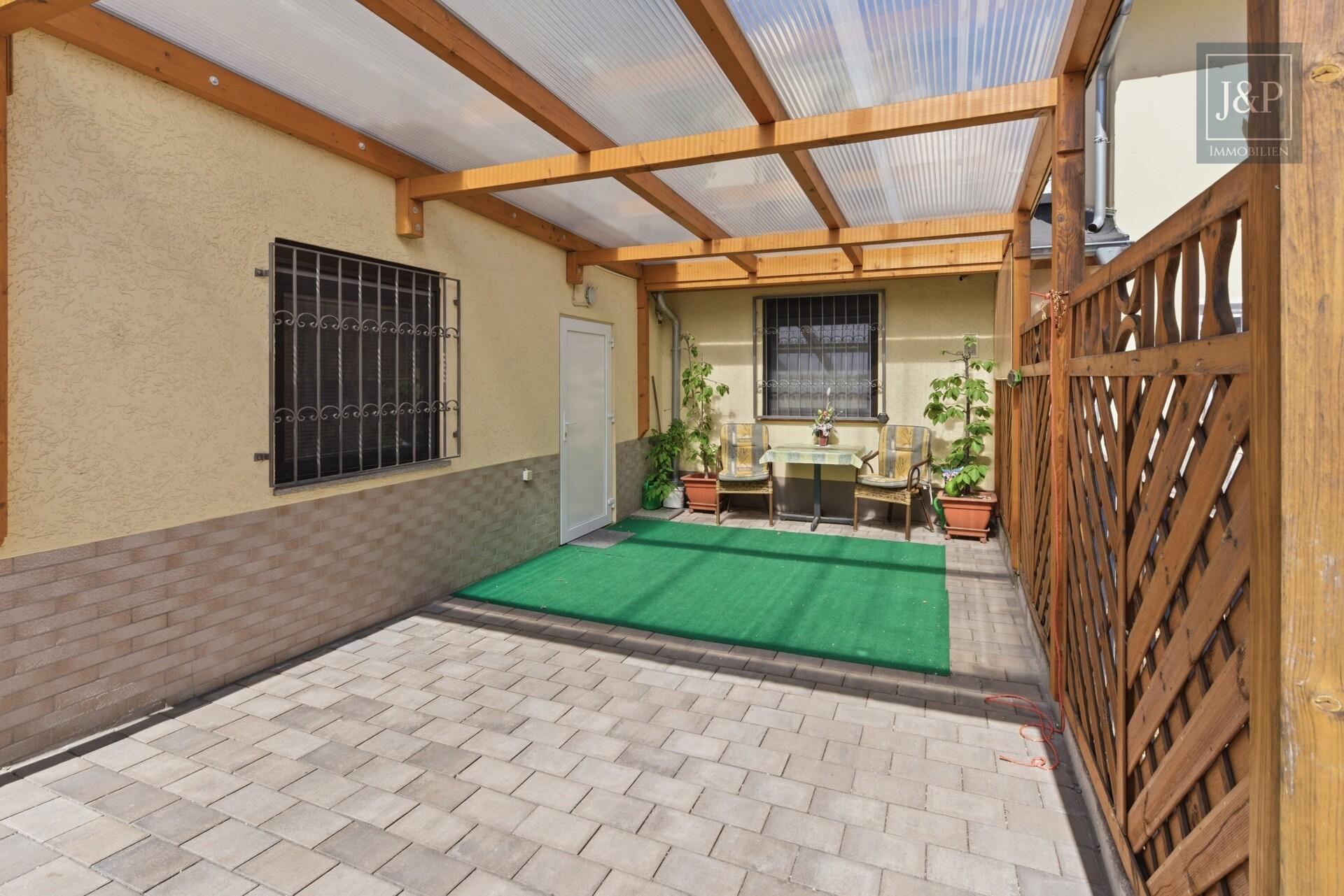 Zweifamilienhaus inkl. ausgebaute Parterre in zentraler Lage von Eschborn mit Terrasse & 2 Garagen - Caport