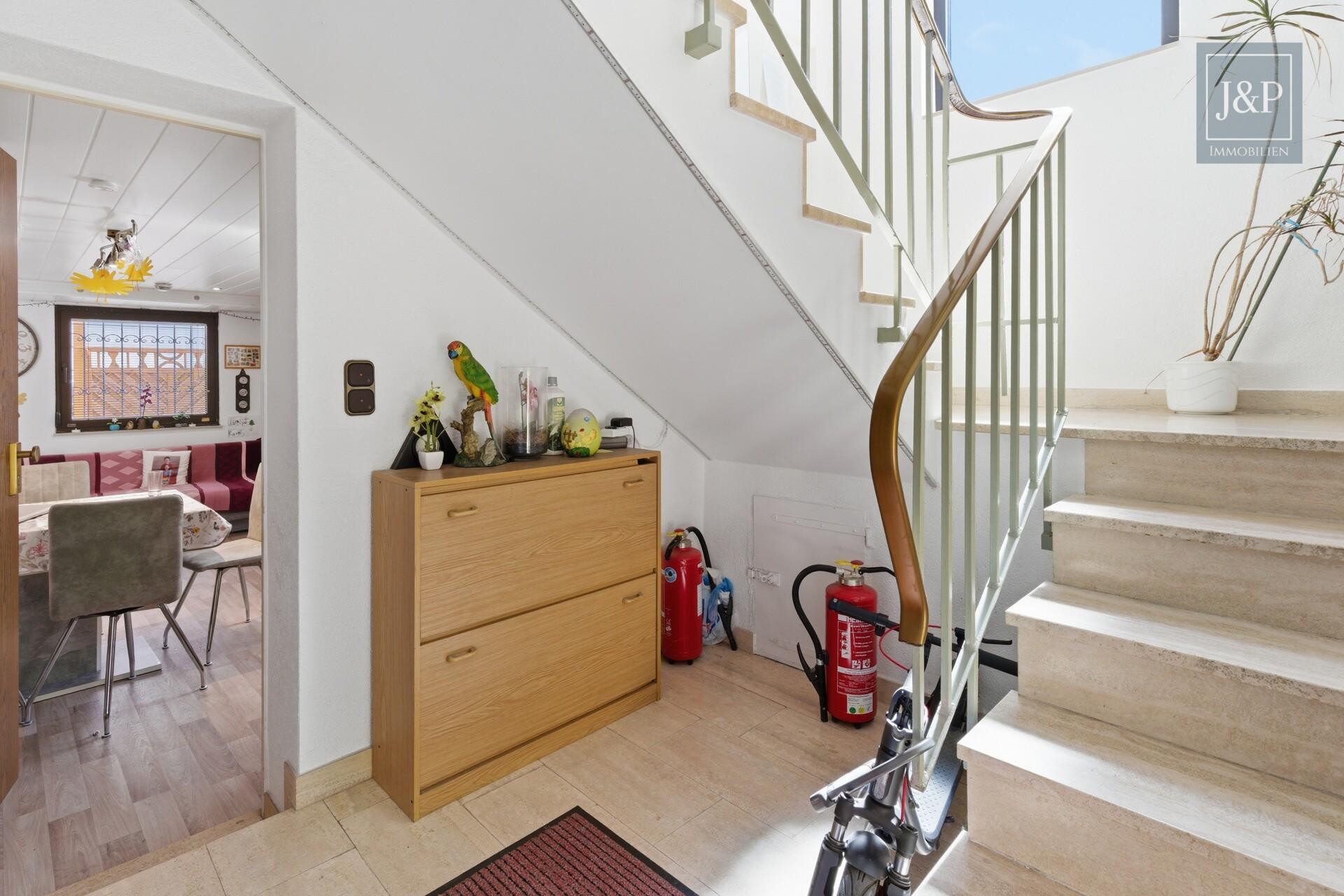 Zweifamilienhaus inkl. ausgebaute Parterre in zentraler Lage von Eschborn mit Terrasse & 2 Garagen - Treppenhaus
