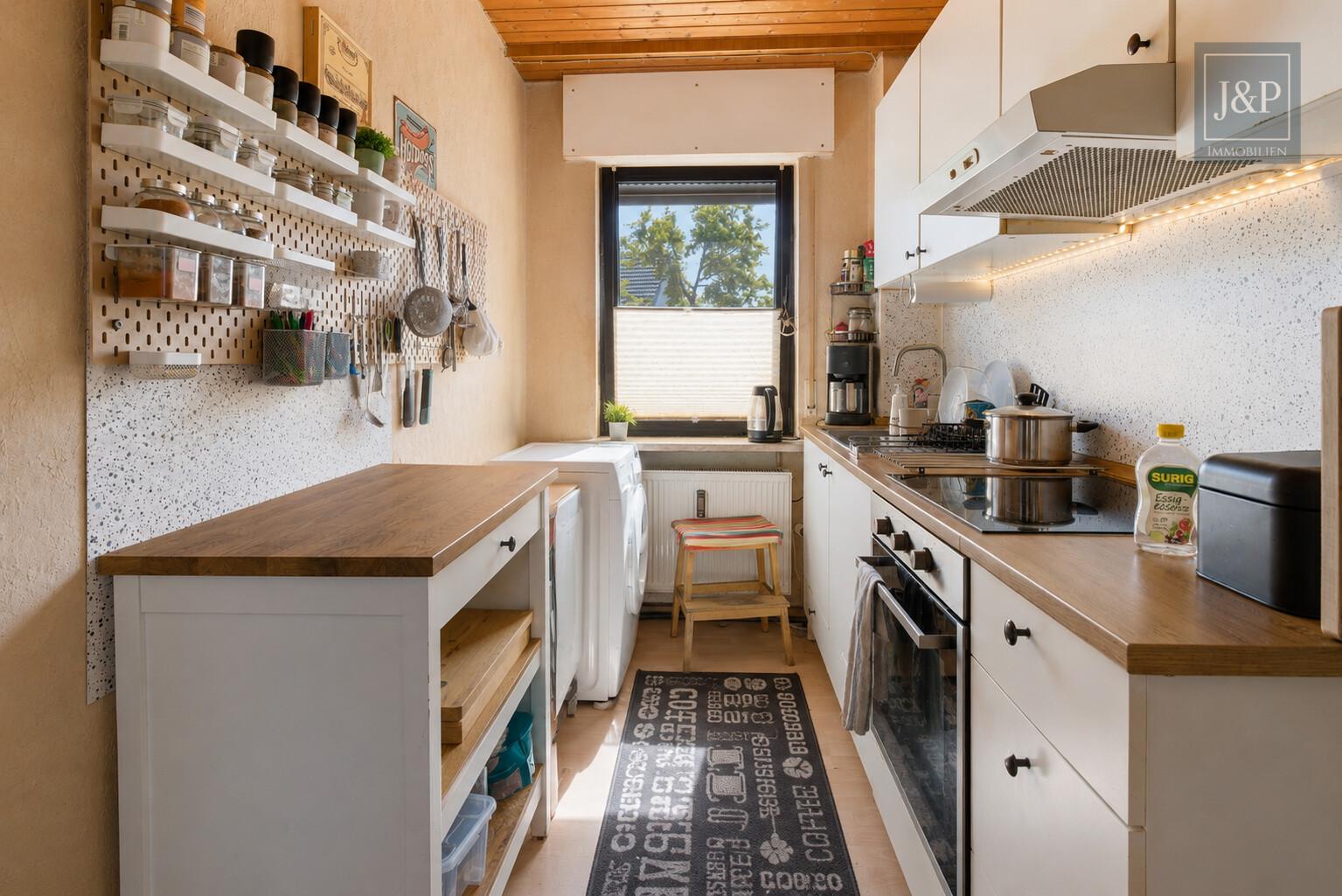 Zweifamilienhaus inkl. ausgebaute Parterre in zentraler Lage von Eschborn mit Terrasse & 2 Garagen - OG Küche