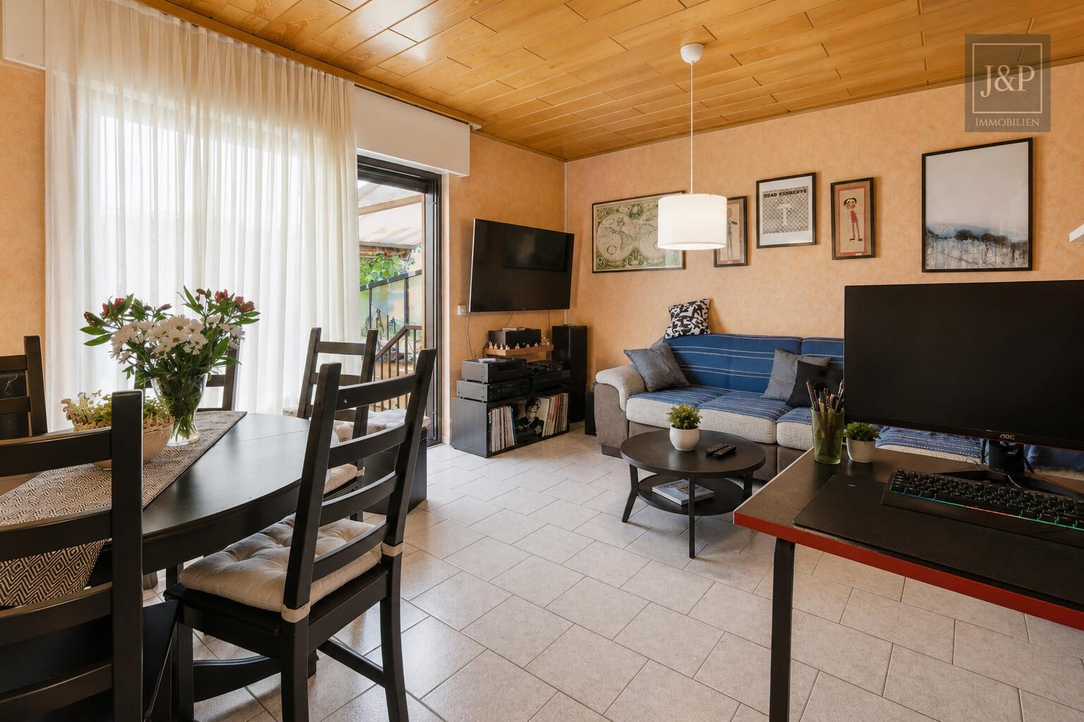 Zweifamilienhaus inkl. ausgebaute Parterre in zentraler Lage von Eschborn mit Terrasse & 2 Garagen - OG Wohnzimmer