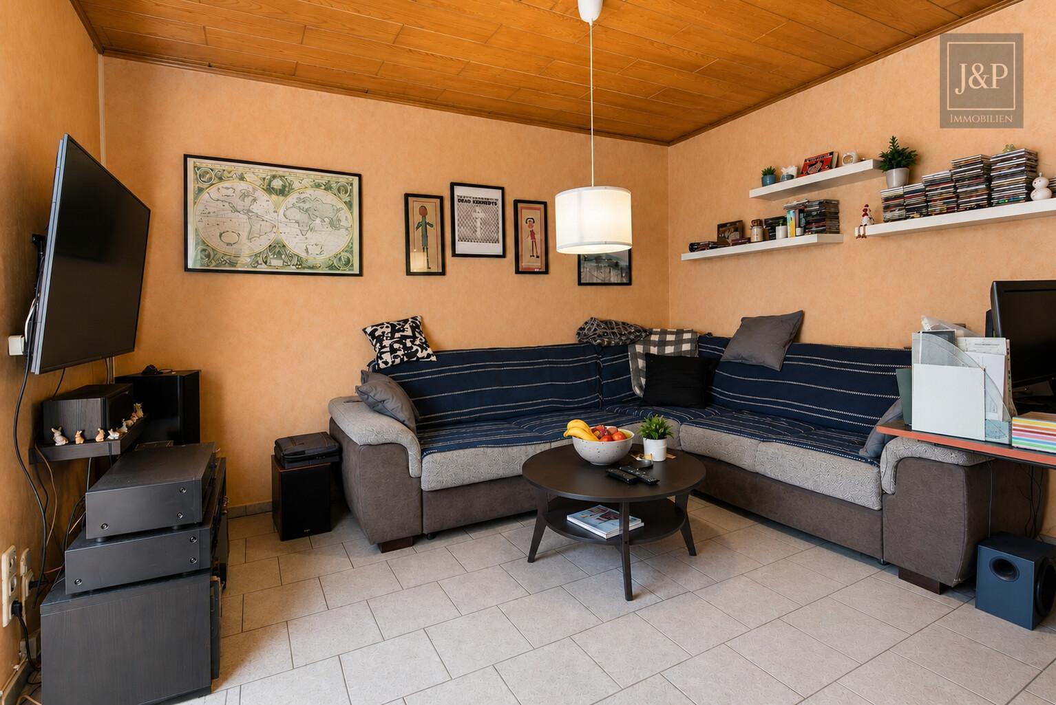Zweifamilienhaus inkl. ausgebaute Parterre in zentraler Lage von Eschborn mit Terrasse & 2 Garagen - OG Wohnzimmer