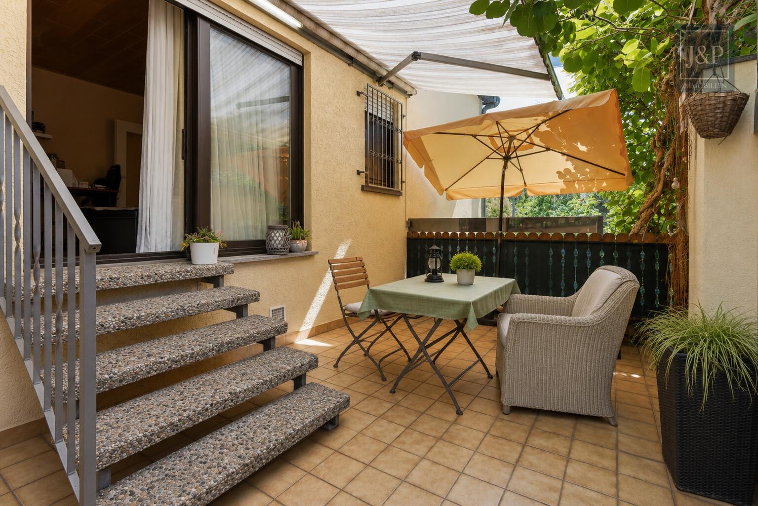 Zweifamilienhaus inkl. ausgebaute Parterre in zentraler Lage von Eschborn mit Terrasse & 2 Garagen - OG Terrasse