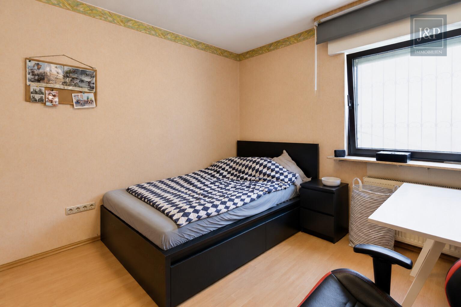 Zweifamilienhaus inkl. ausgebaute Parterre in zentraler Lage von Eschborn mit Terrasse & 2 Garagen - OG Schlafzimmer