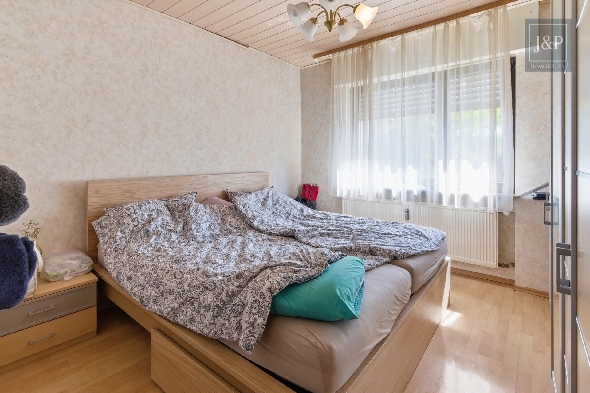 Zweifamilienhaus inkl. ausgebaute Parterre in zentraler Lage von Eschborn mit Terrasse & 2 Garagen - OG Schlafzimmer