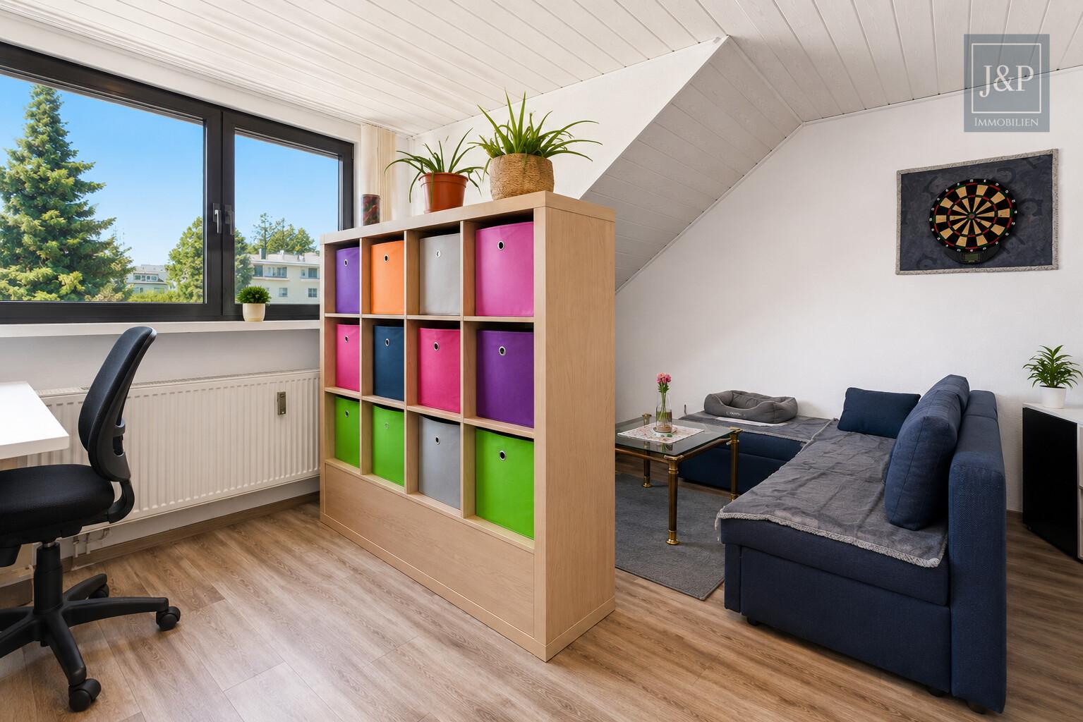 Zweifamilienhaus inkl. ausgebaute Parterre in zentraler Lage von Eschborn mit Terrasse & 2 Garagen - DG Wohnzimmer