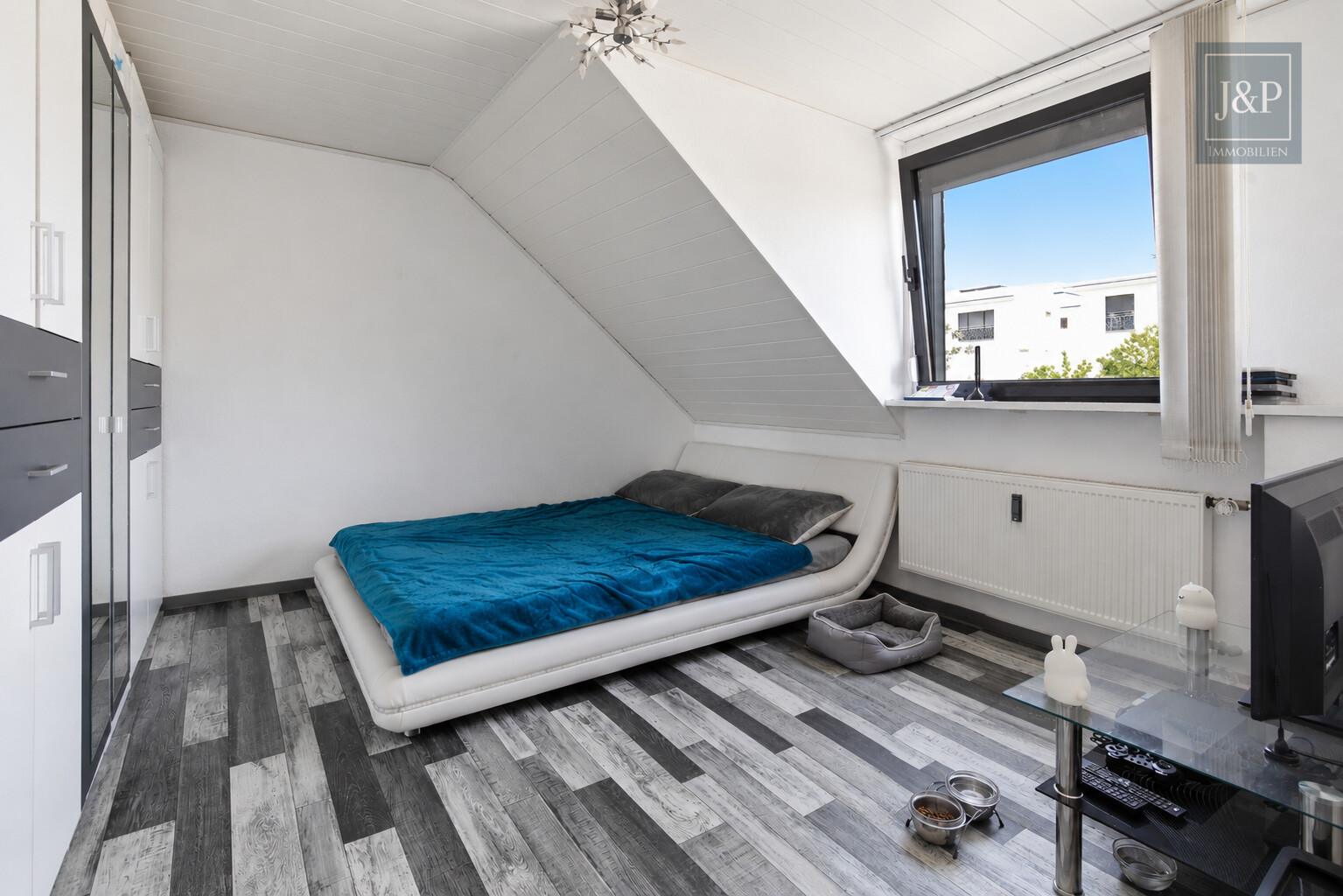 Zweifamilienhaus inkl. ausgebaute Parterre in zentraler Lage von Eschborn mit Terrasse & 2 Garagen - DG Schlafzimmer