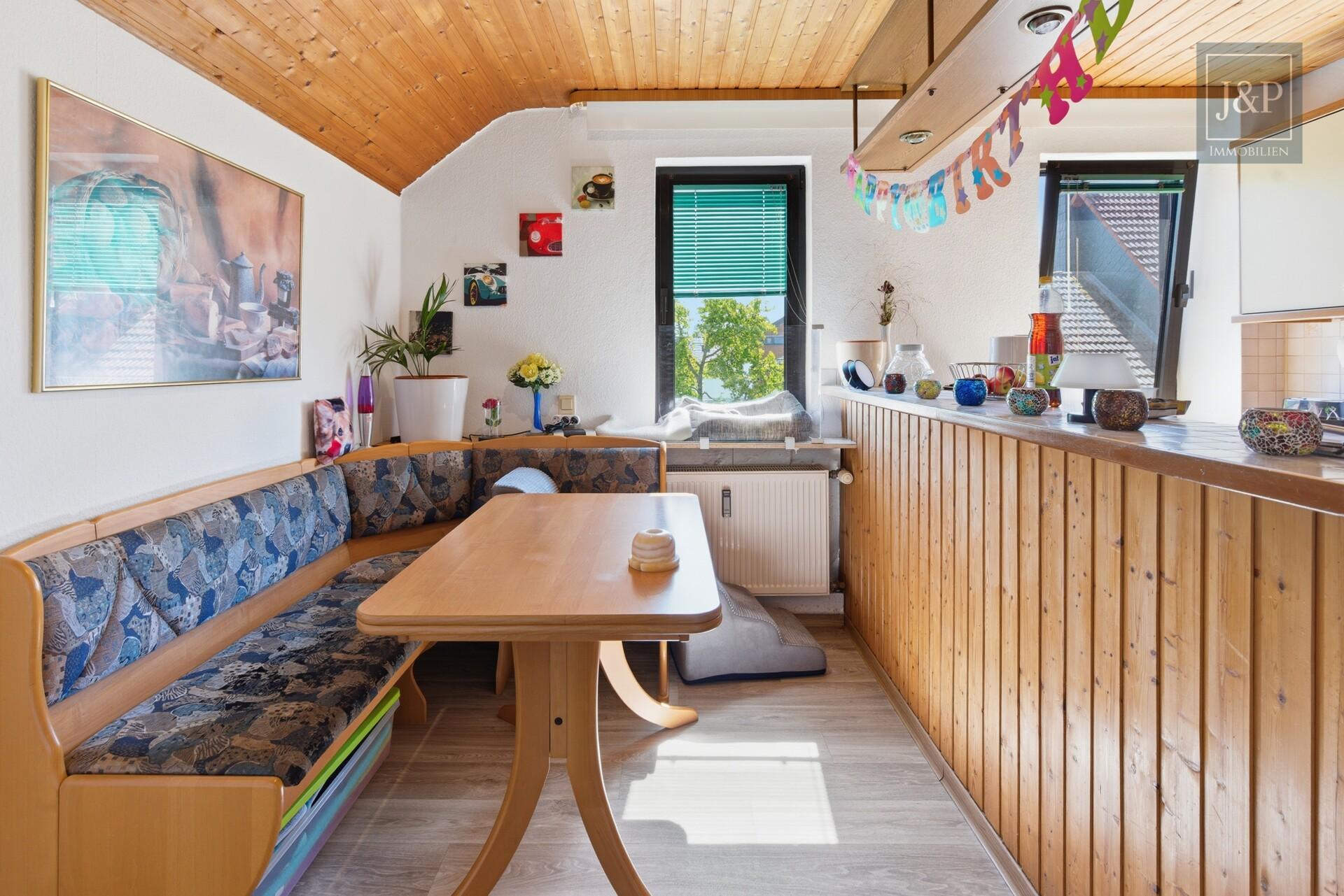 Zweifamilienhaus inkl. ausgebaute Parterre in zentraler Lage von Eschborn mit Terrasse & 2 Garagen - DG Essbereich