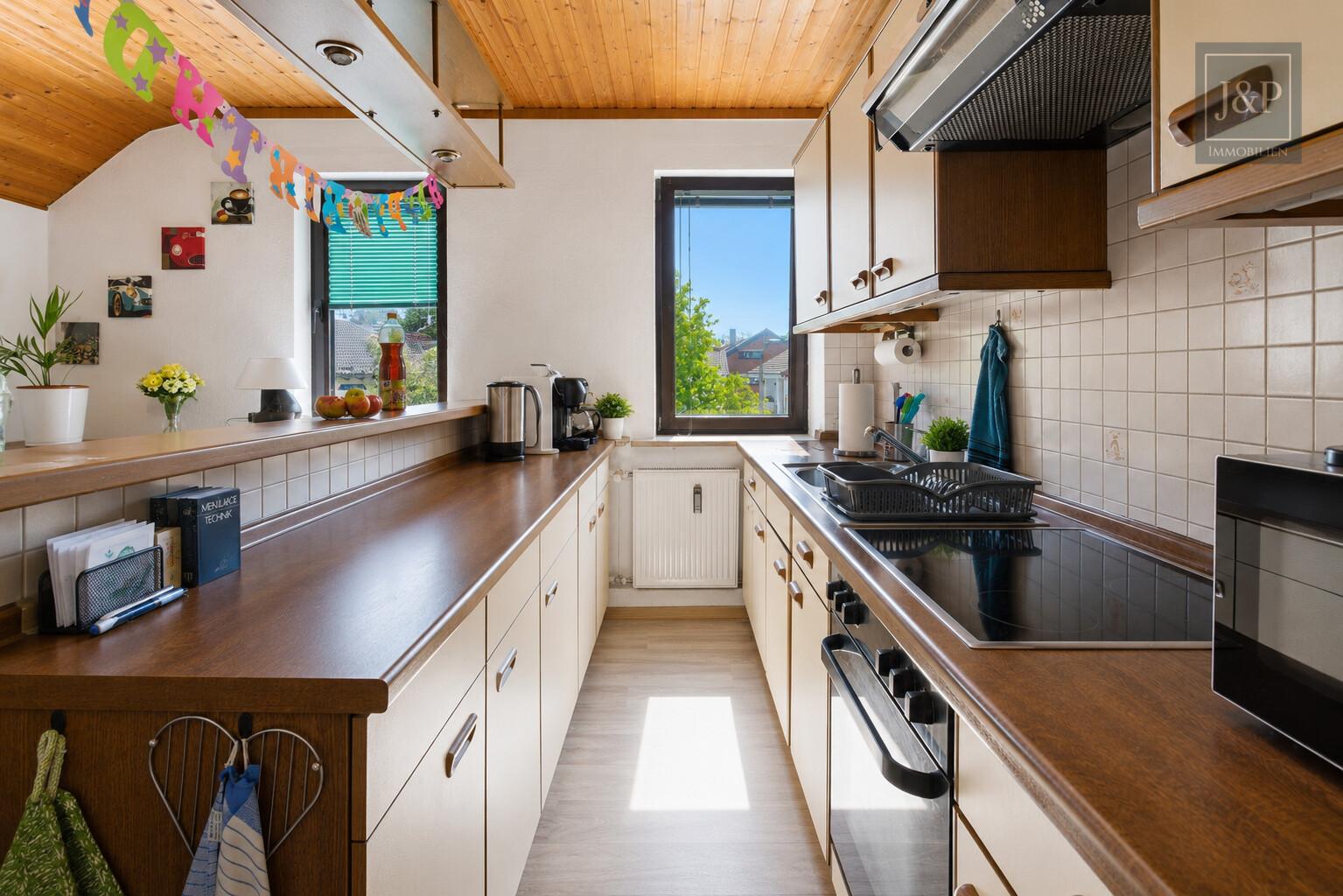 Zweifamilienhaus inkl. ausgebaute Parterre in zentraler Lage von Eschborn mit Terrasse & 2 Garagen - DG Küche