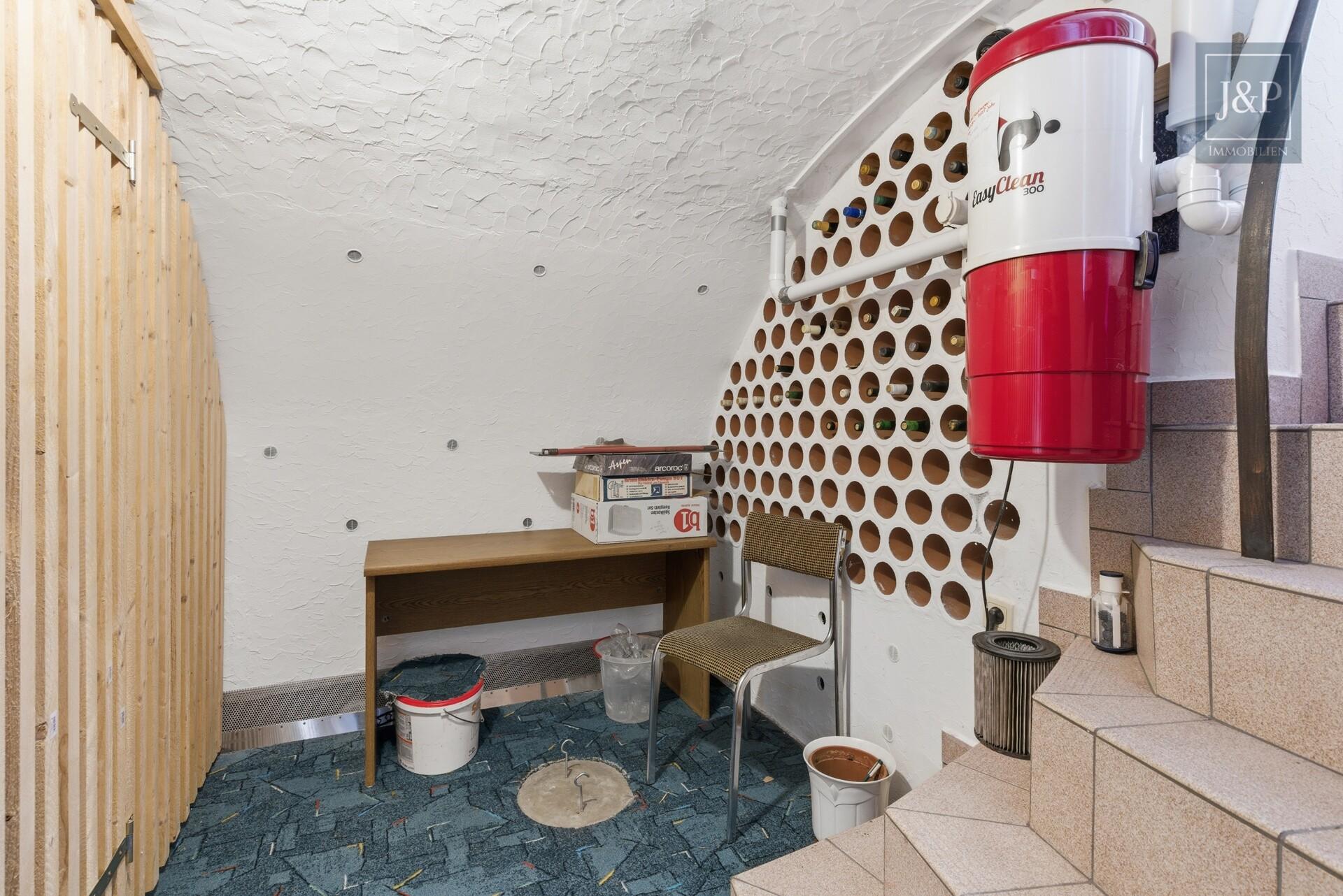 Zweifamilienhaus inkl. ausgebaute Parterre in zentraler Lage von Eschborn mit Terrasse & 2 Garagen - Weinkeller
