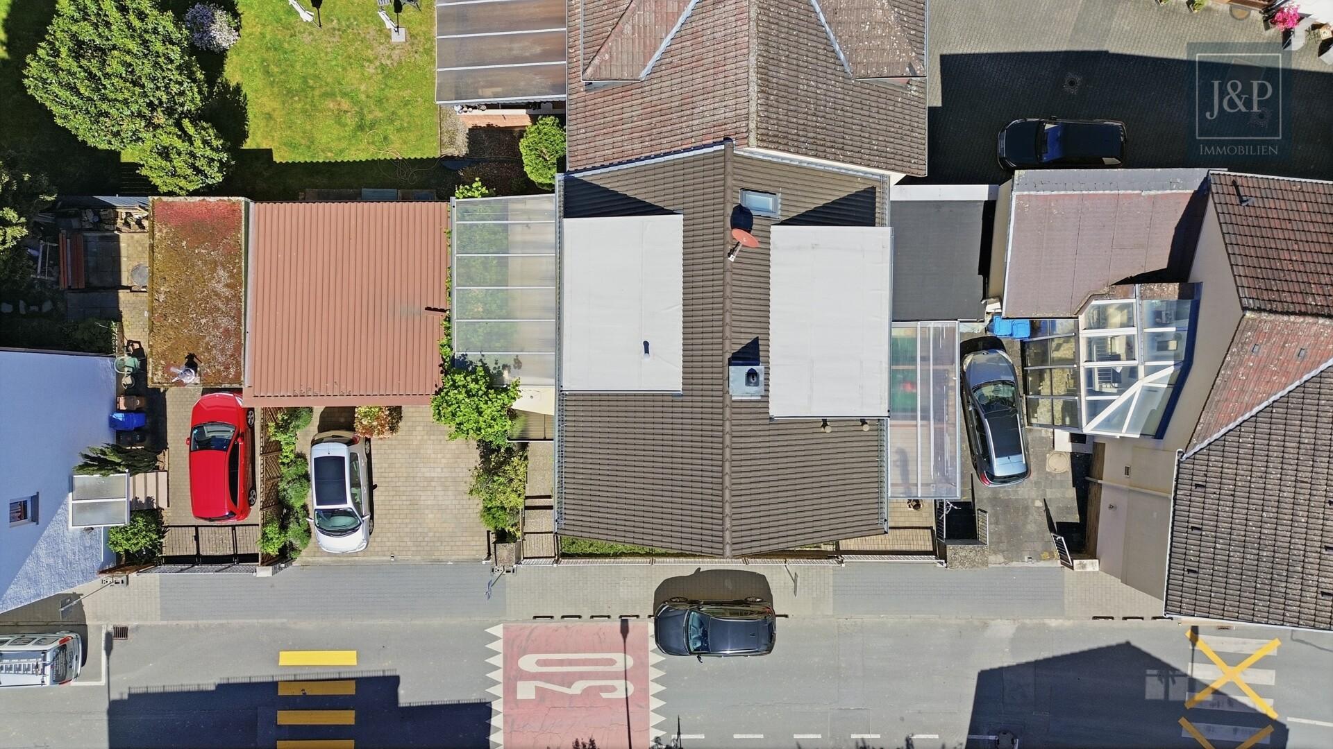 Zweifamilienhaus inkl. ausgebaute Parterre in zentraler Lage von Eschborn mit Terrasse & 2 Garagen - Vogelperspektive