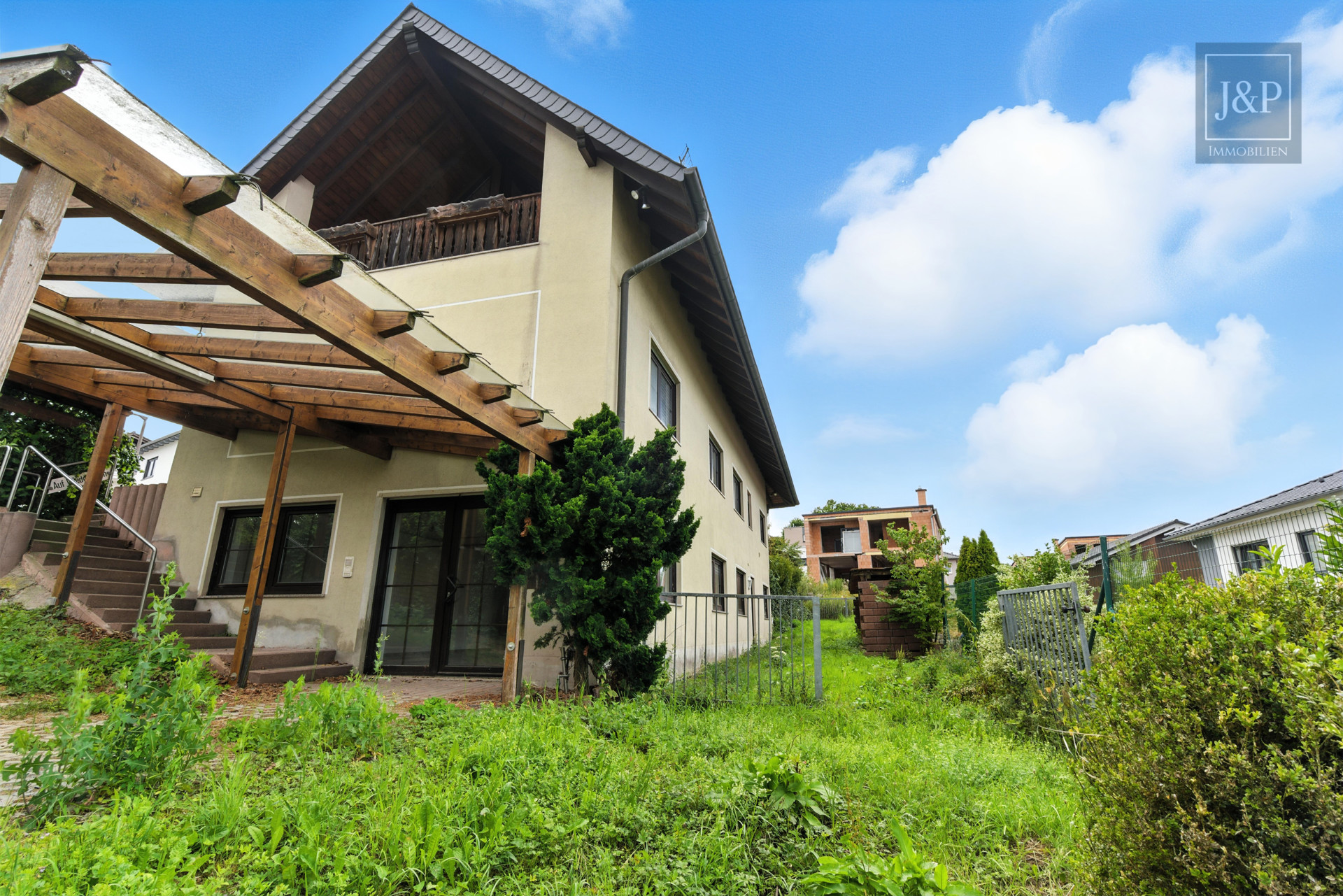 Großes Anwesen mit besonderer Architektur und Weitblick! Ideal für Großfamilien & Mehrgenerationen - Außenansicht