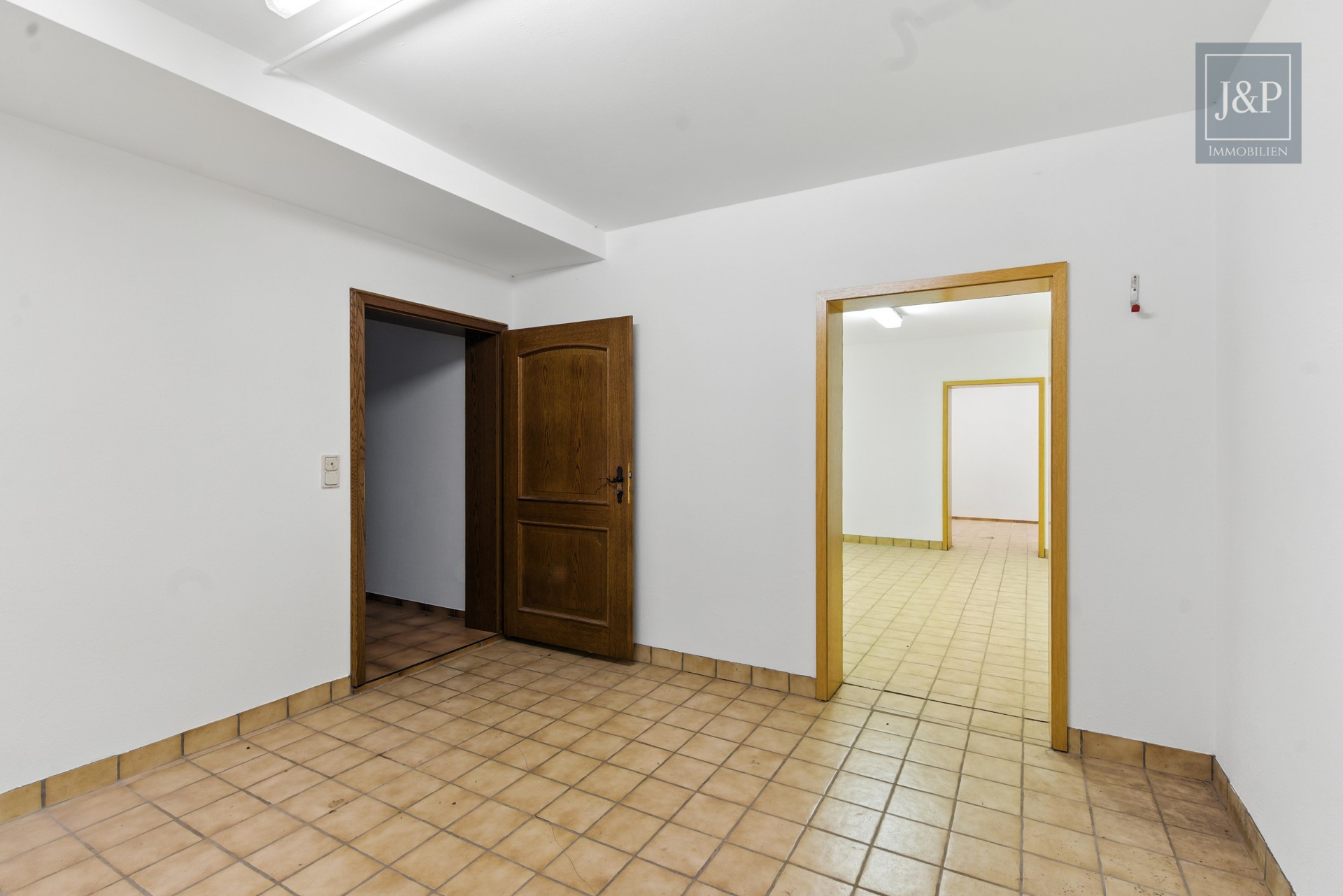 Großes Anwesen mit besonderer Architektur und Weitblick! Ideal für Großfamilien & Mehrgenerationen - UG Kellerräume