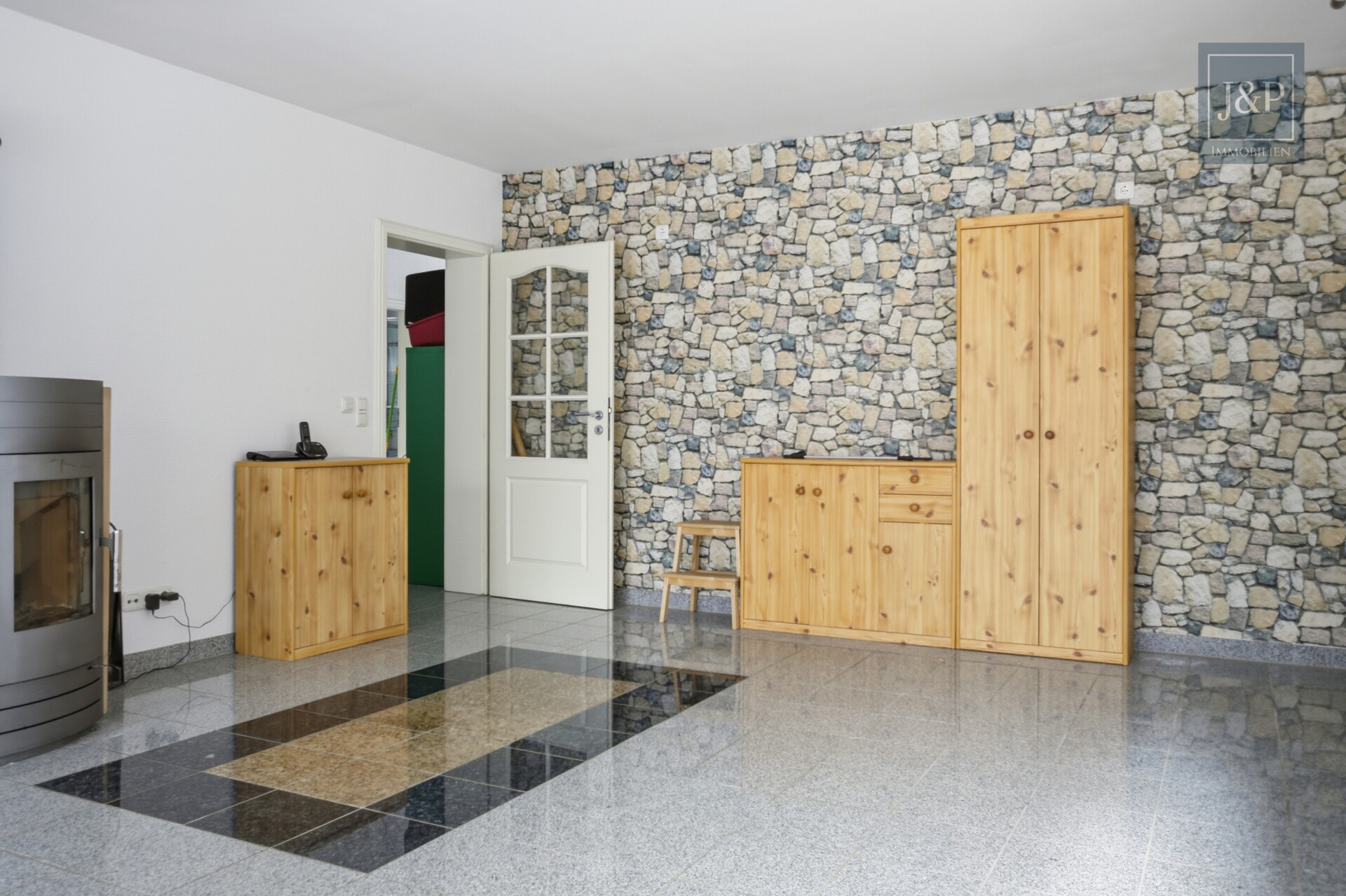 Ihr privates Naturparadies: Gepflegtes Einfamilienhaus auf traumhaften 1.500 m² Grund - Wohnzimmer