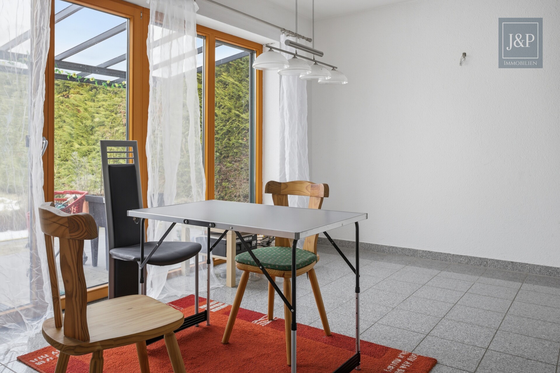 Ihr privates Naturparadies: Gepflegtes Einfamilienhaus auf traumhaften 1.500 m² Grund - Essbereich