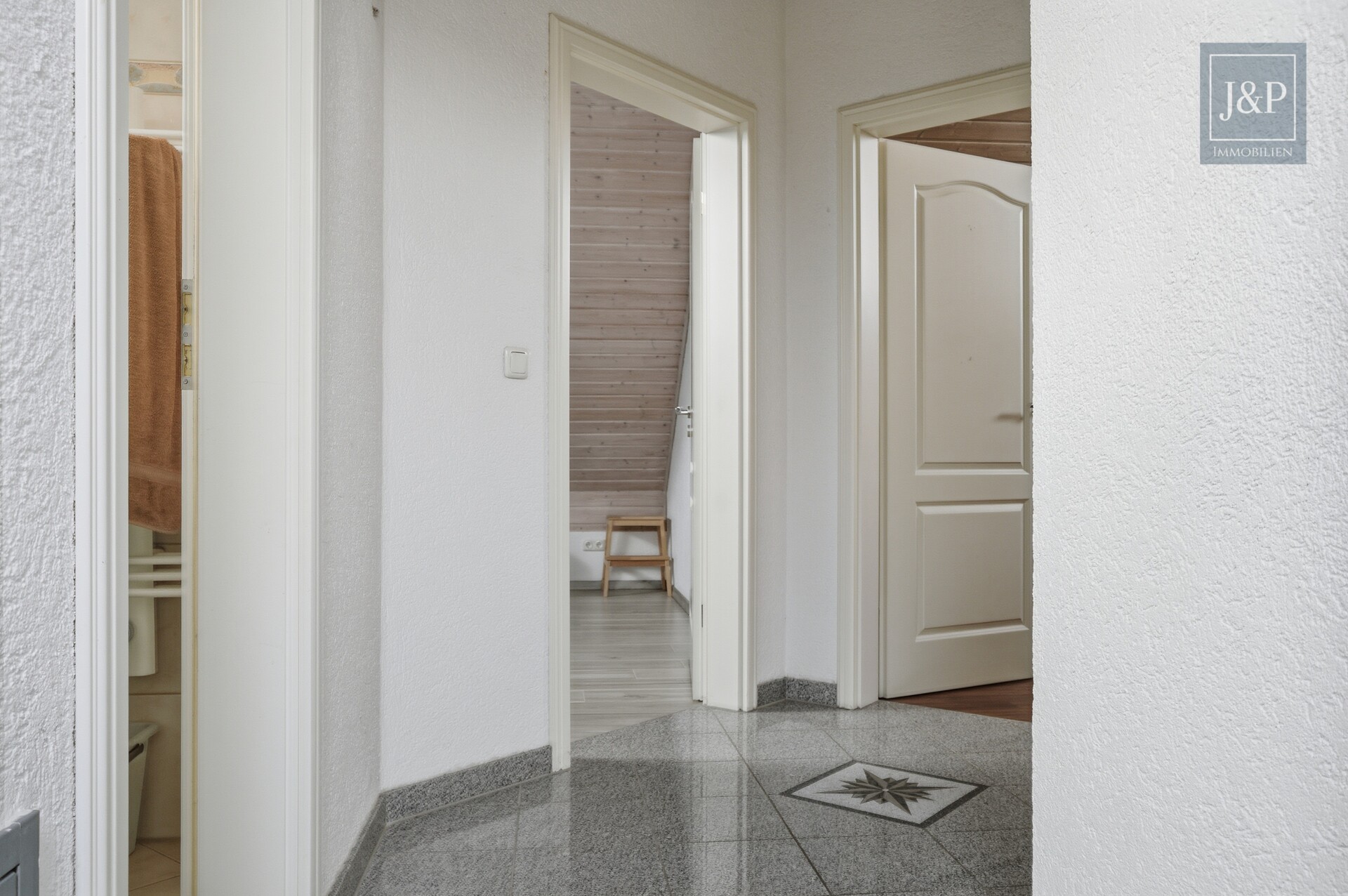 Ihr privates Naturparadies: Gepflegtes Einfamilienhaus auf traumhaften 1.500 m² Grund - Gang Obergschoss